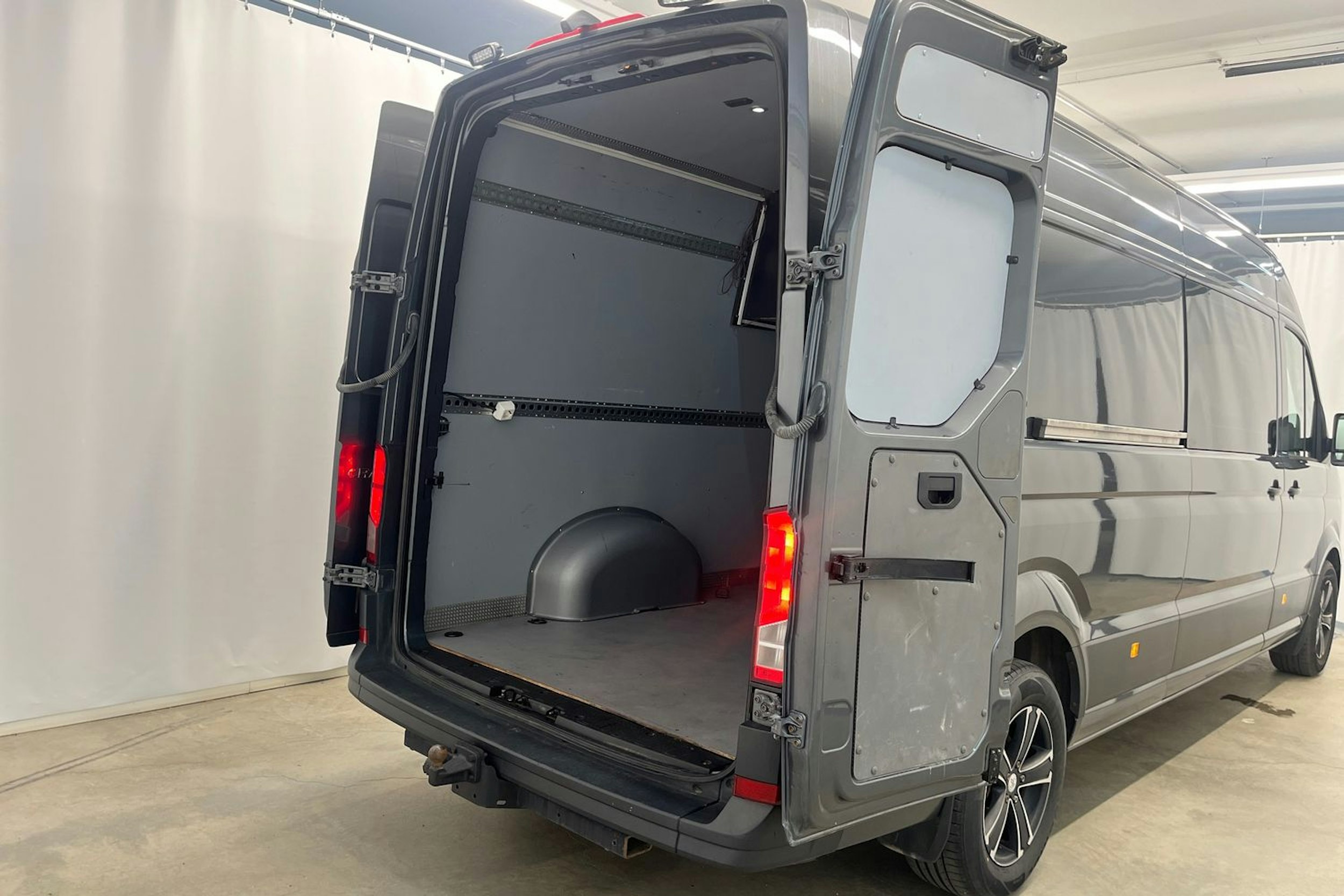 harmaa Volkswagen Crafter 2018 kuva 28.