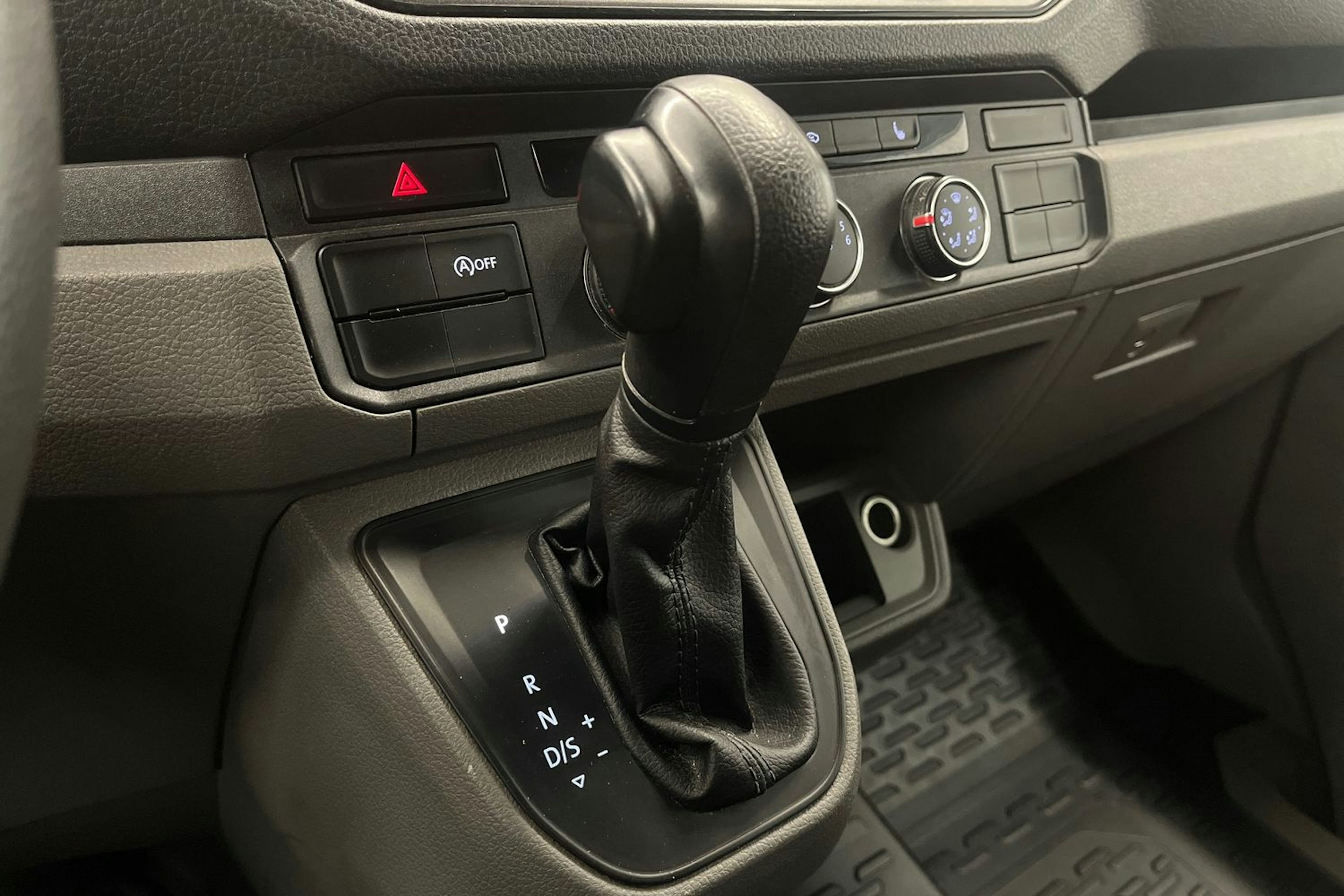 harmaa Volkswagen Crafter 2018 kuva 32.