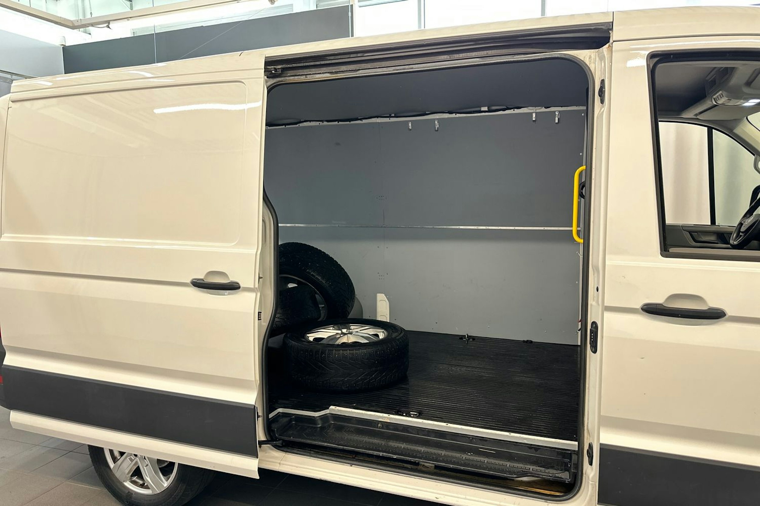 valkoinen Volkswagen Crafter 2018 kuva 12.