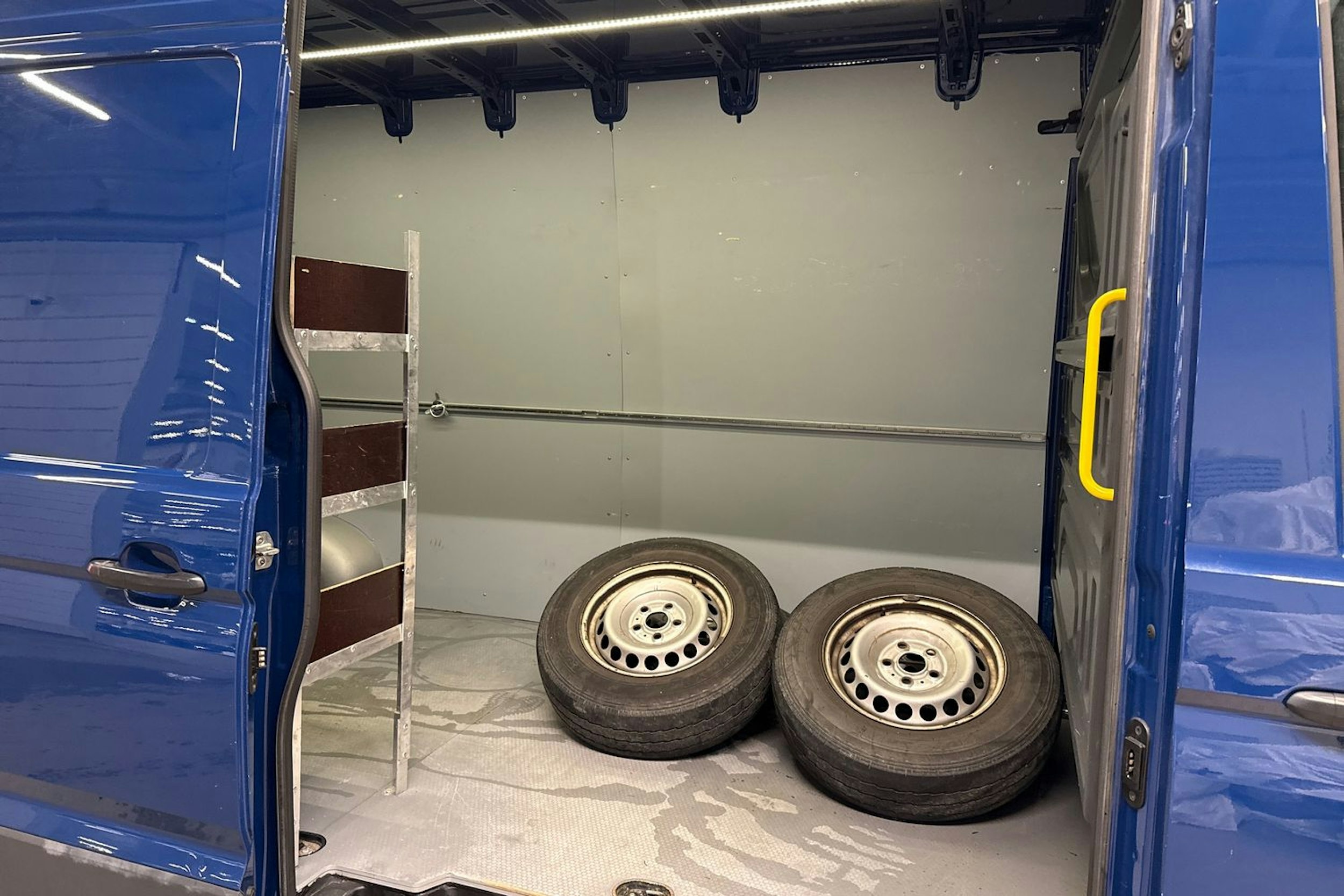 Sininen Volkswagen CRAFTER 2018 kuva 13.