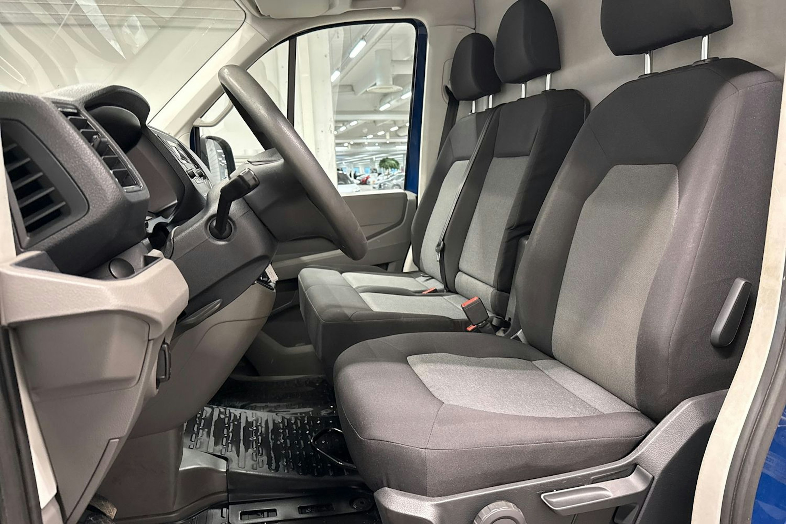Sininen Volkswagen CRAFTER 2018 kuva 17.