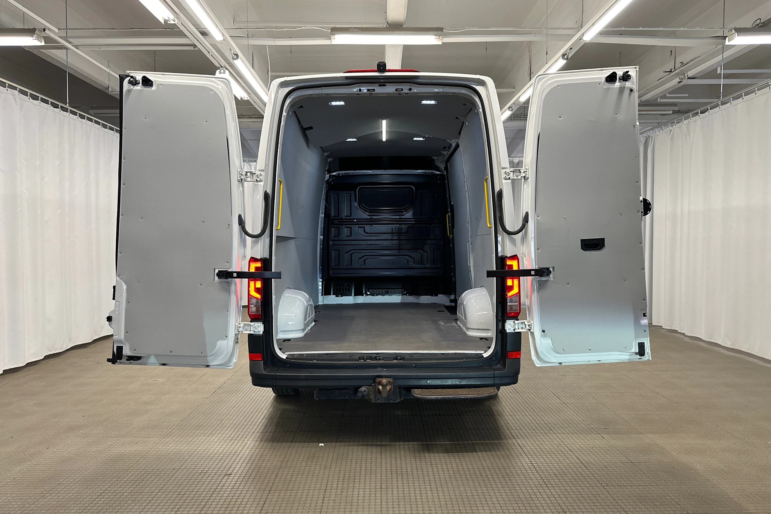 valkoinen Volkswagen Crafter 2018 kuva 19.
