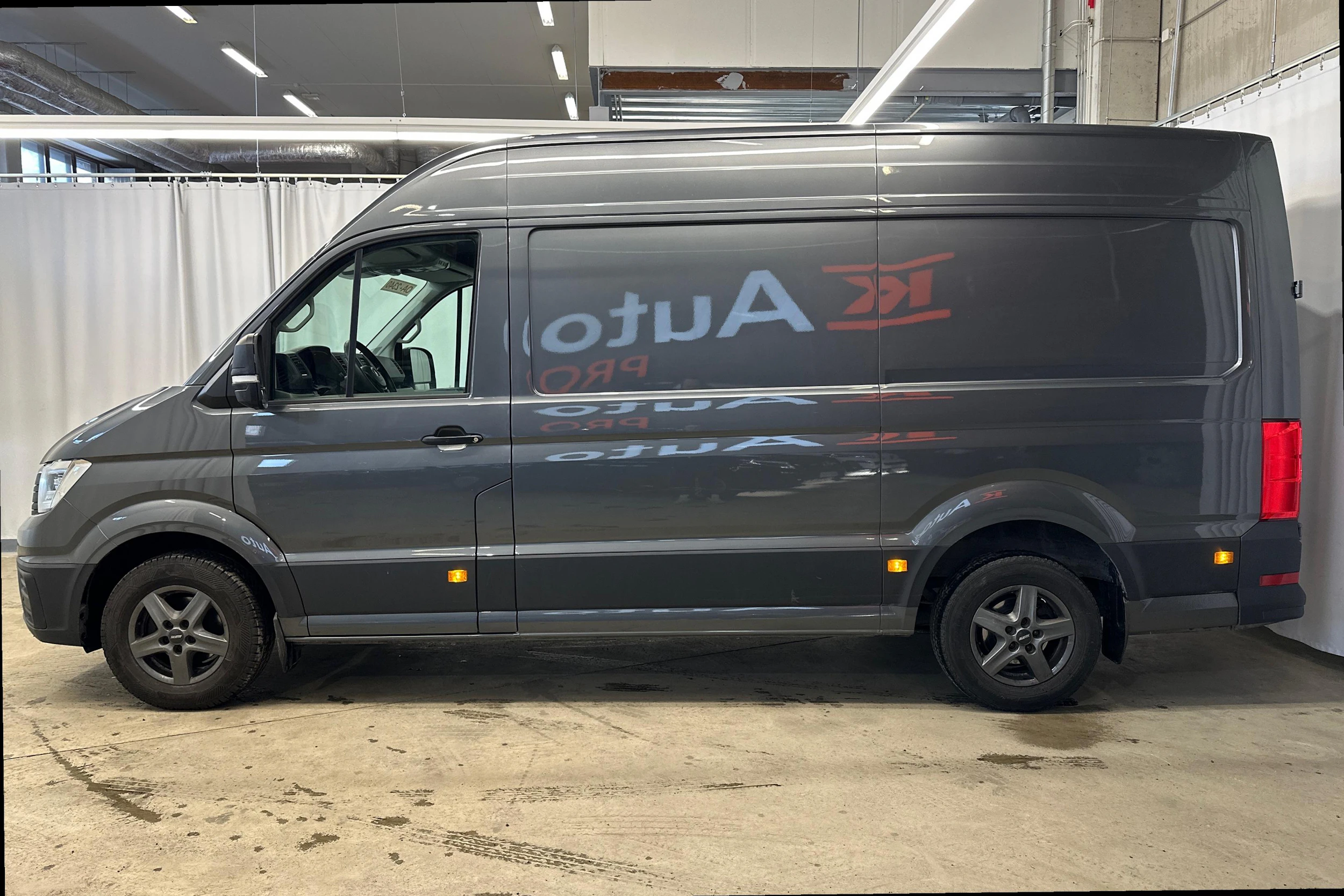 harmaa Volkswagen Crafter 2019 kuva 6.