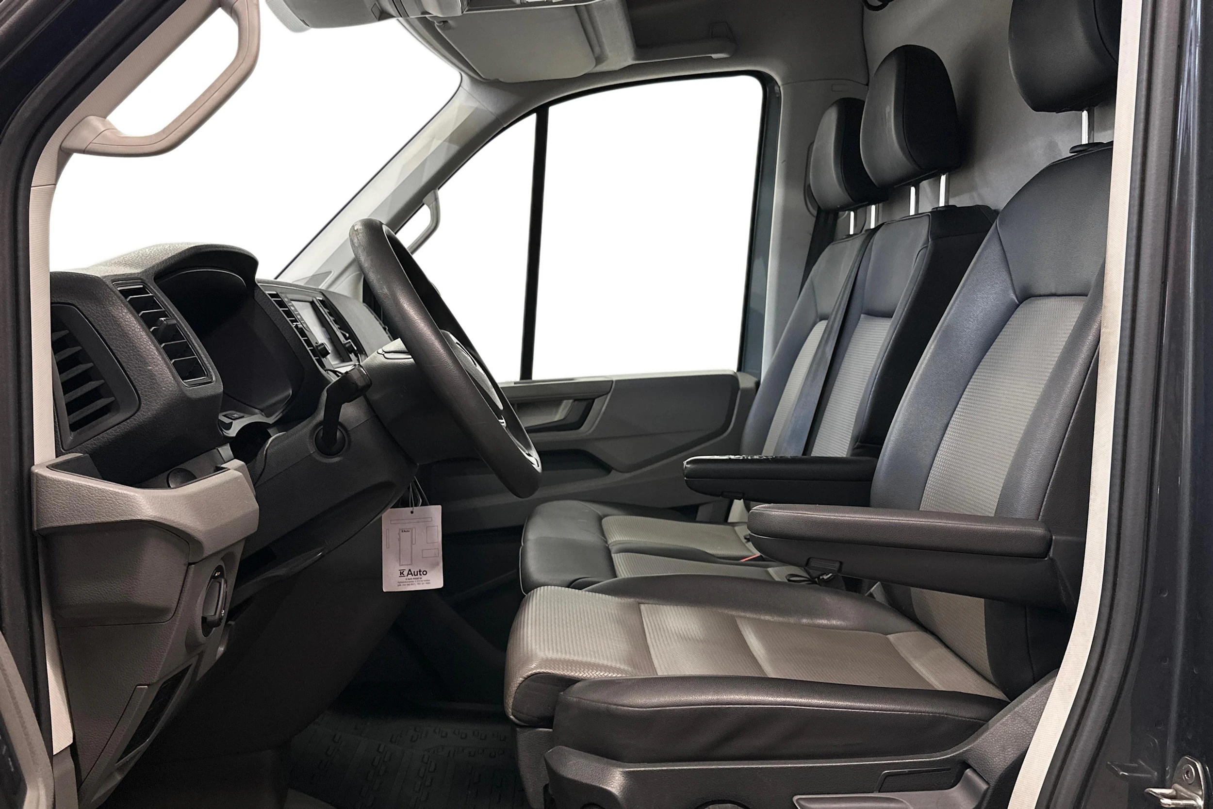 harmaa Volkswagen Crafter 2019 kuva 8.