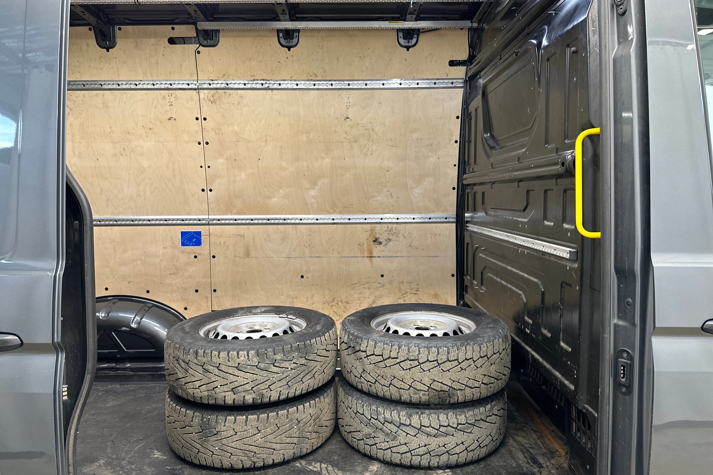 harmaa Volkswagen Crafter 2019 kuva 21.