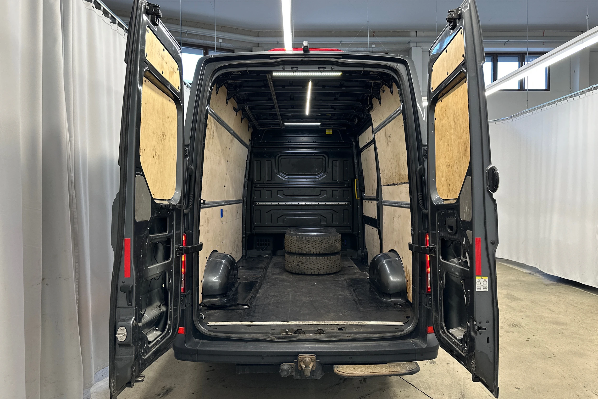 harmaa Volkswagen Crafter 2019 kuva 22.