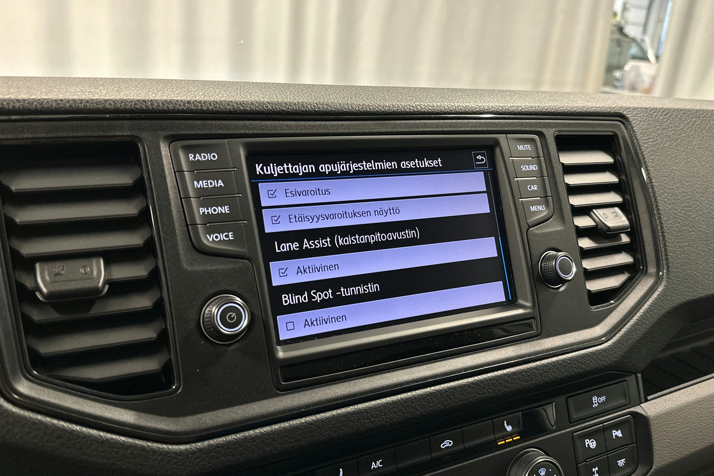 valkoinen Volkswagen Crafter 2019 kuva 18.