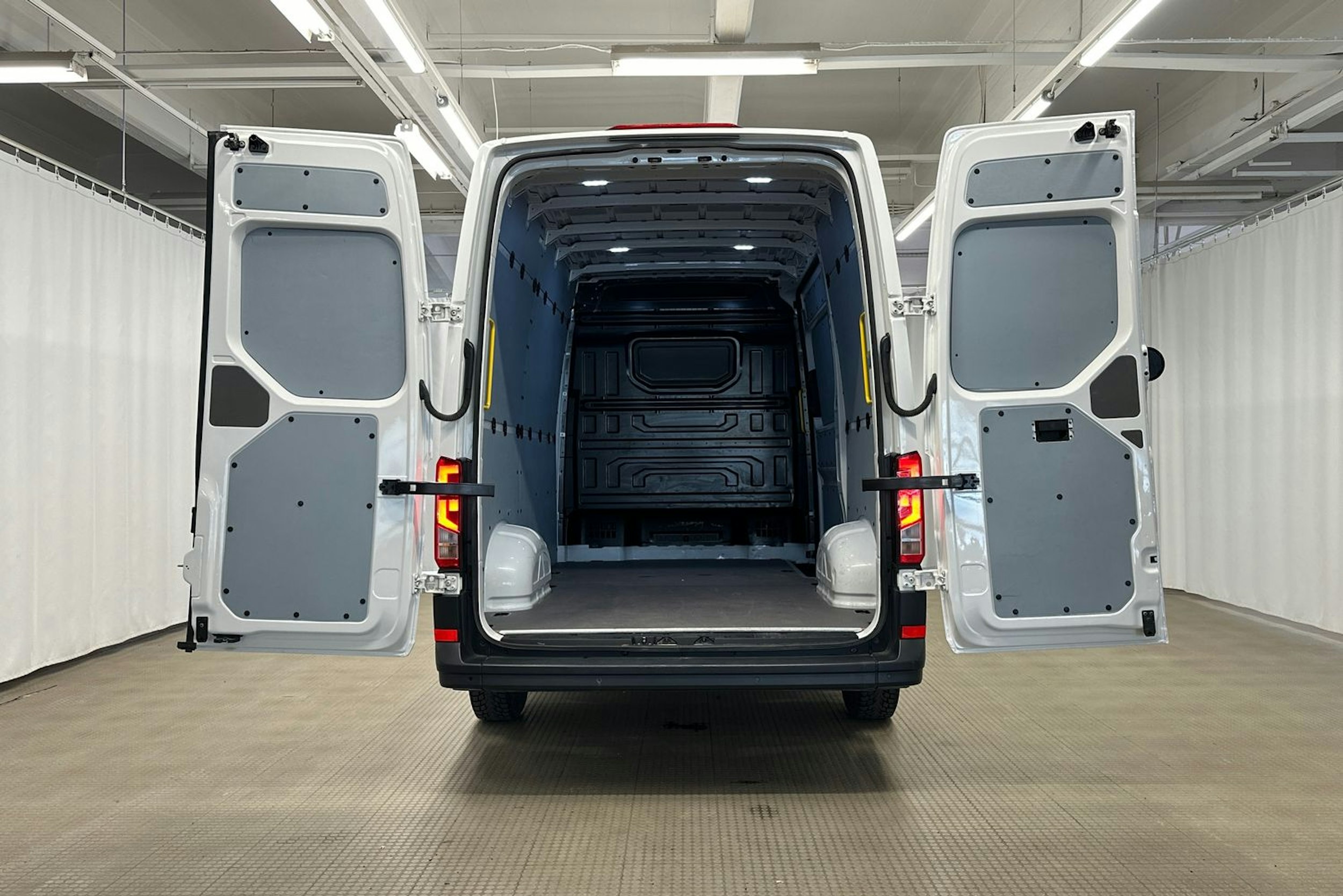 valkoinen Volkswagen Crafter 2019 kuva 9.