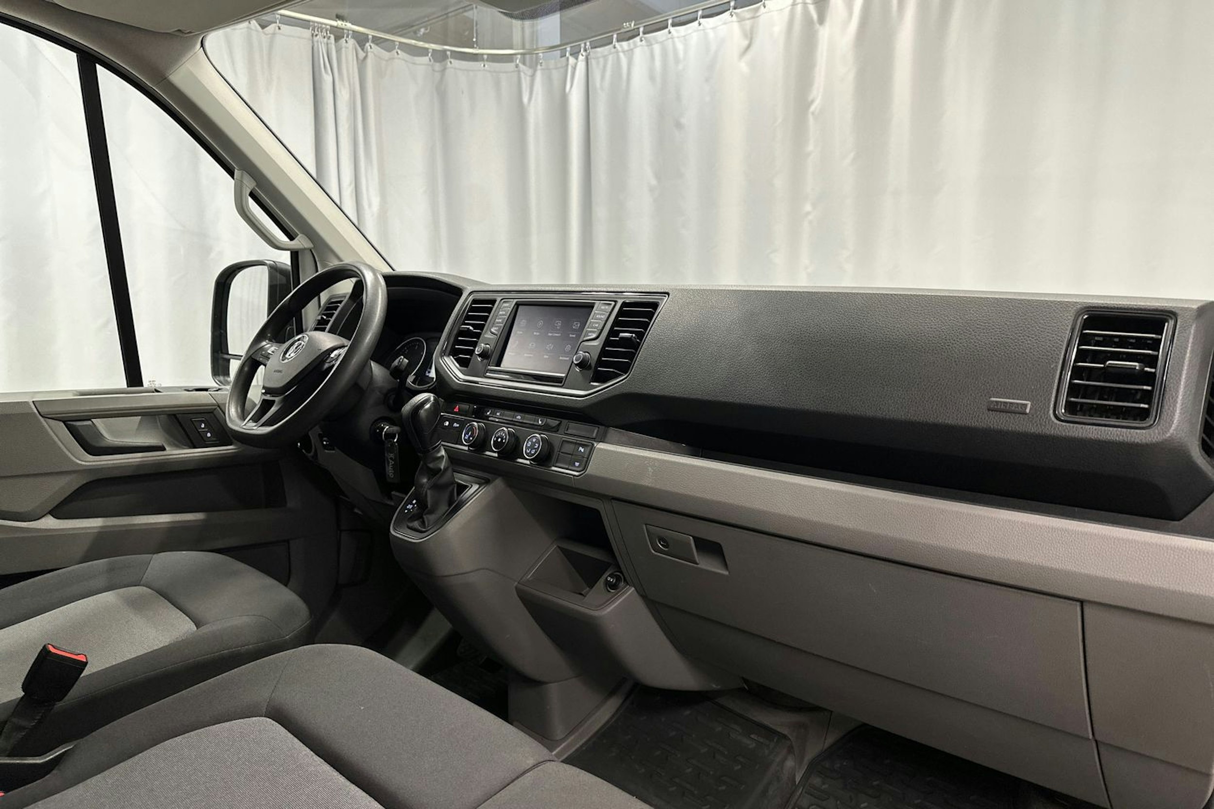valkoinen Volkswagen Crafter 2019 kuva 12.