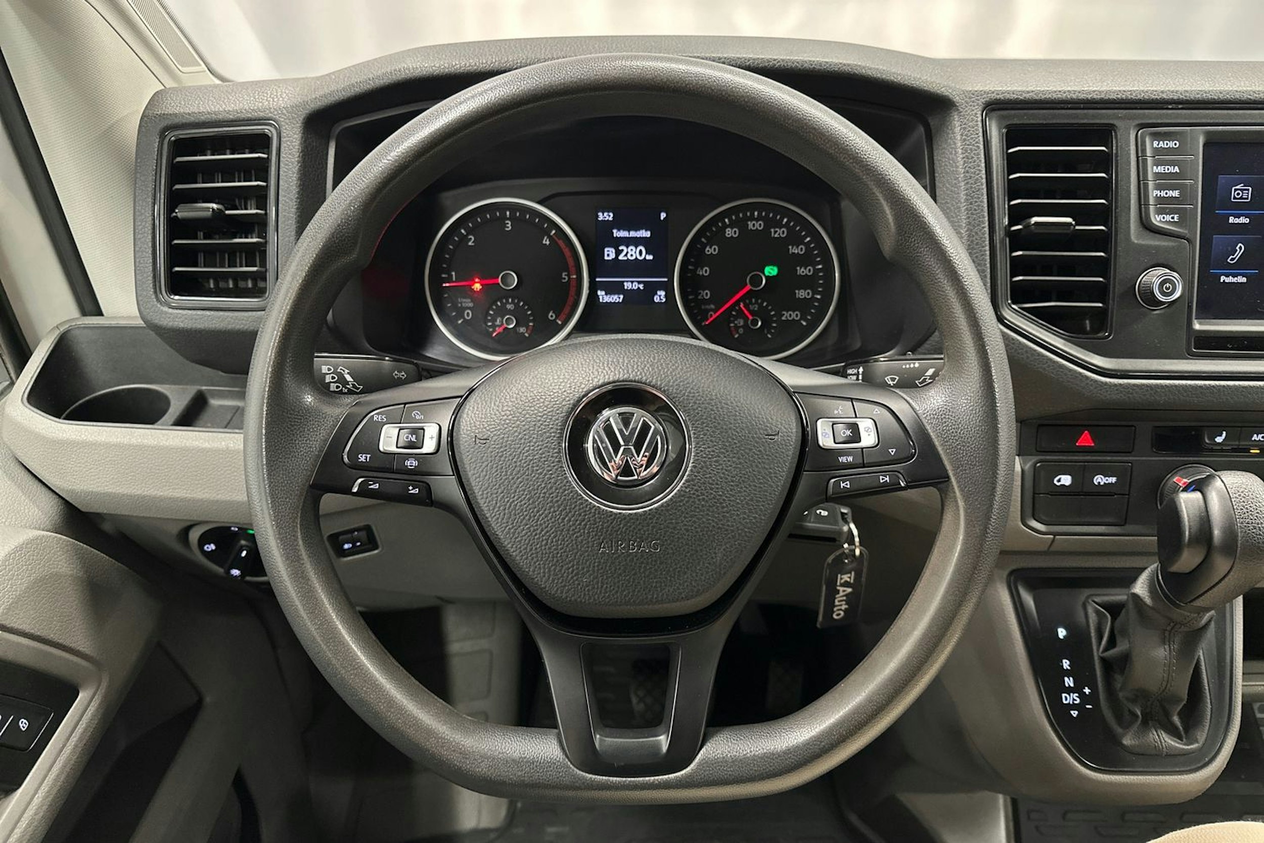valkoinen Volkswagen Crafter 2019 kuva 14.