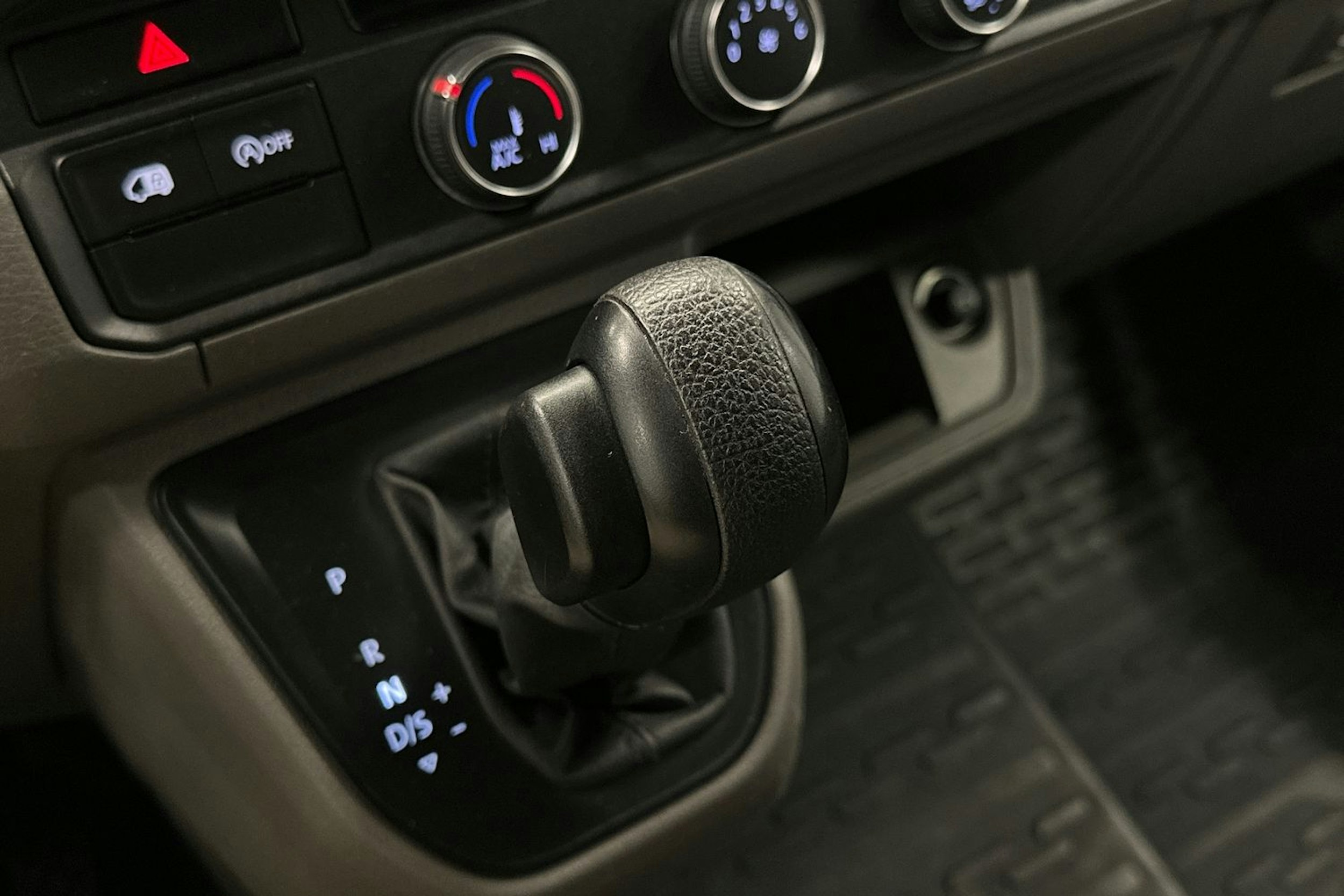 valkoinen Volkswagen Crafter 2019 kuva 22.
