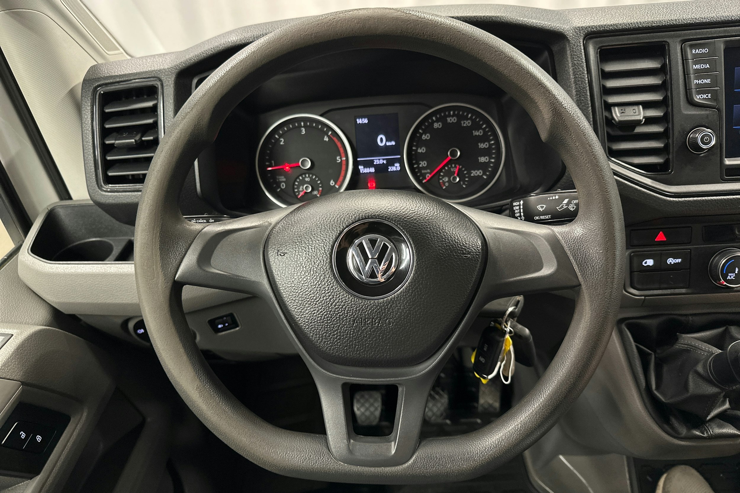 valkoinen Volkswagen Crafter 2019 kuva 13.