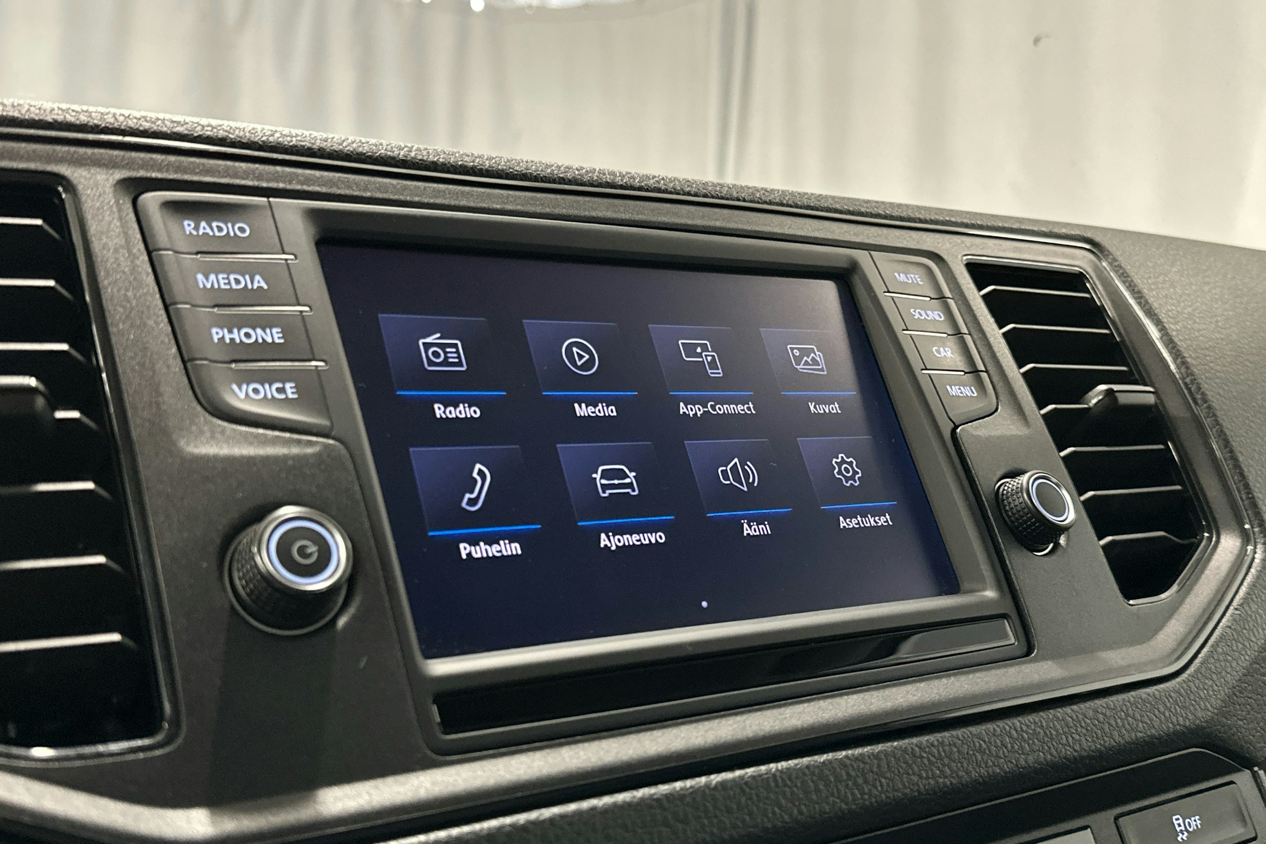 valkoinen Volkswagen Crafter 2019 kuva 13.
