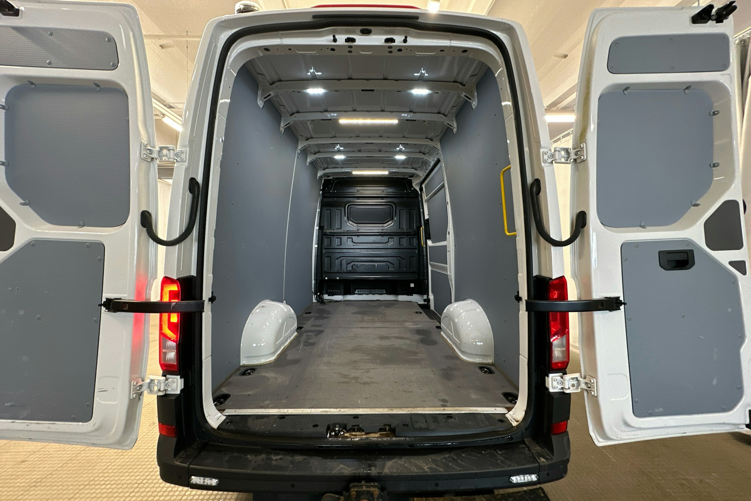 valkoinen Volkswagen Crafter 2019 kuva 19.