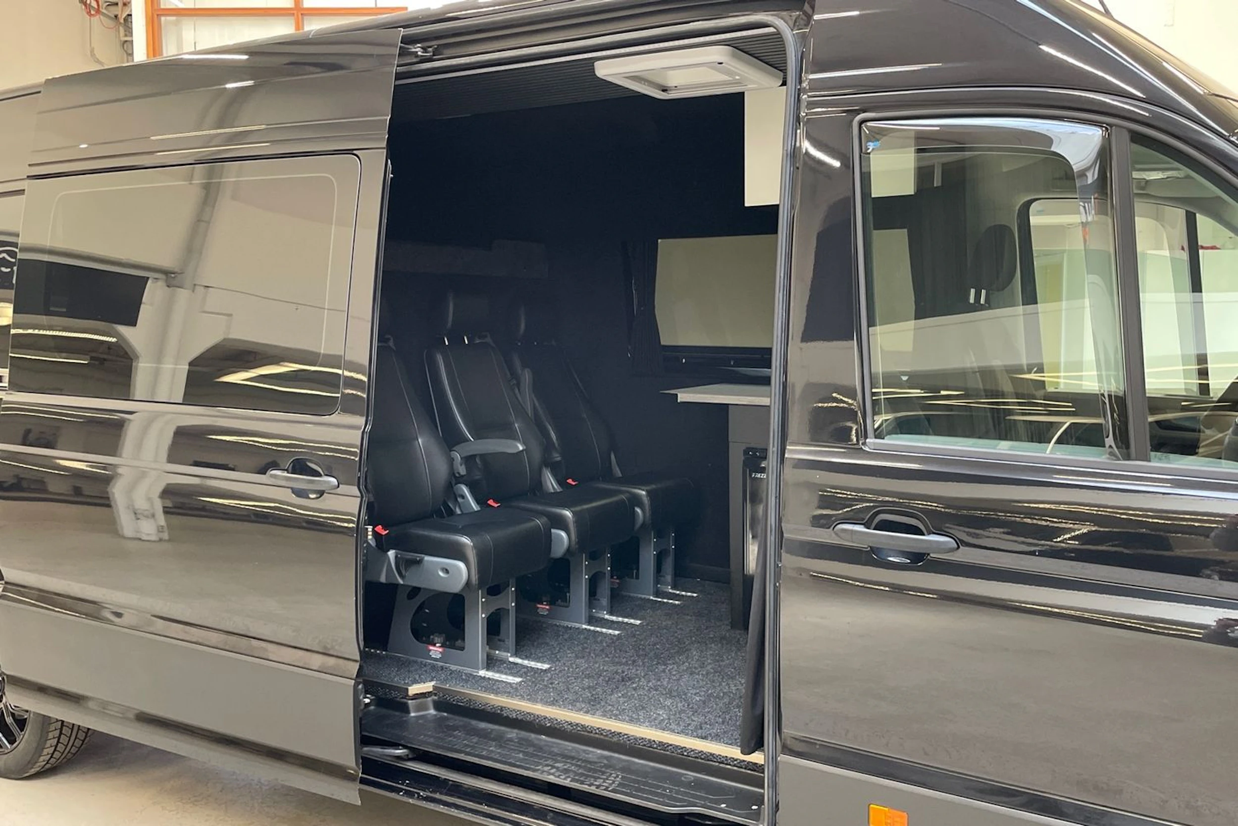 musta Volkswagen Crafter 2019 kuva 13.