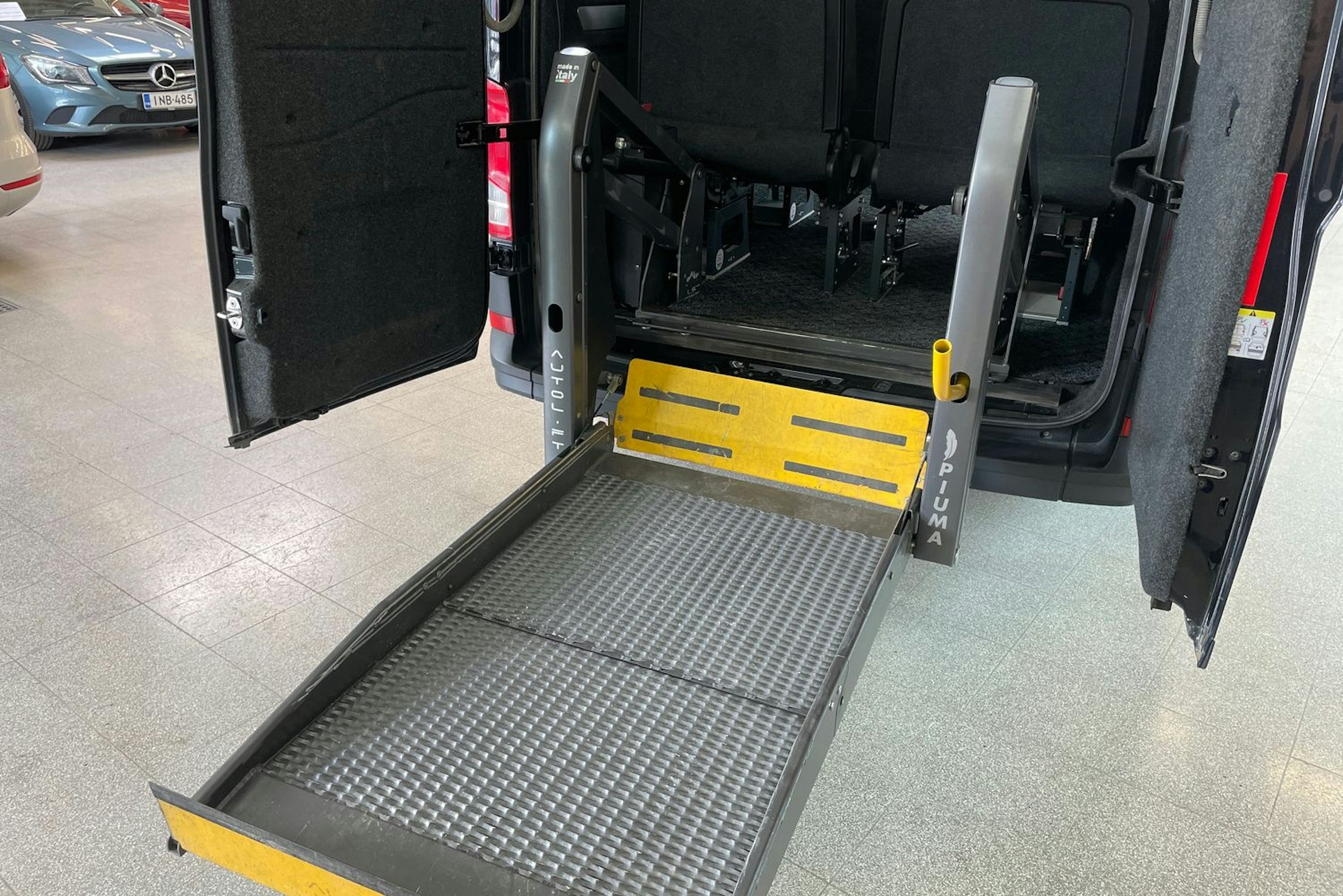 Musta Volkswagen CRAFTER 2019 kuva 26.