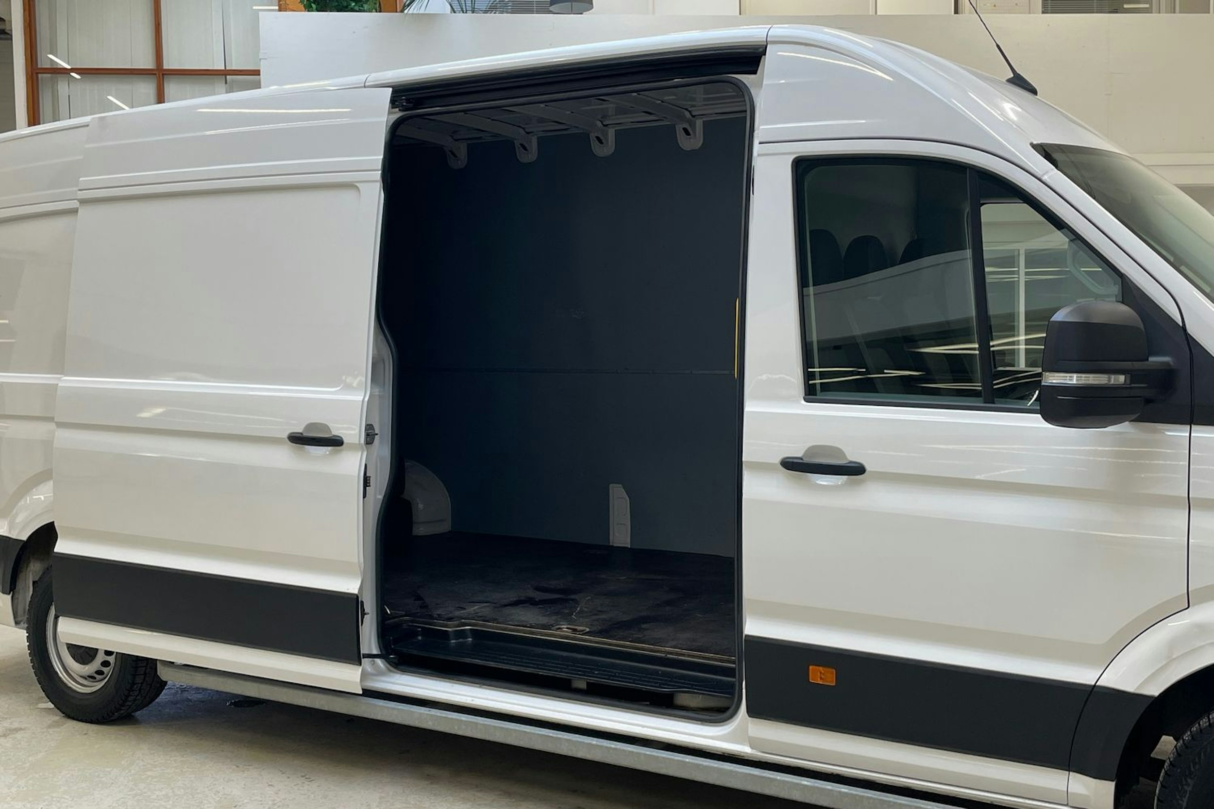 valkoinen Volkswagen Crafter 2019 kuva 13.