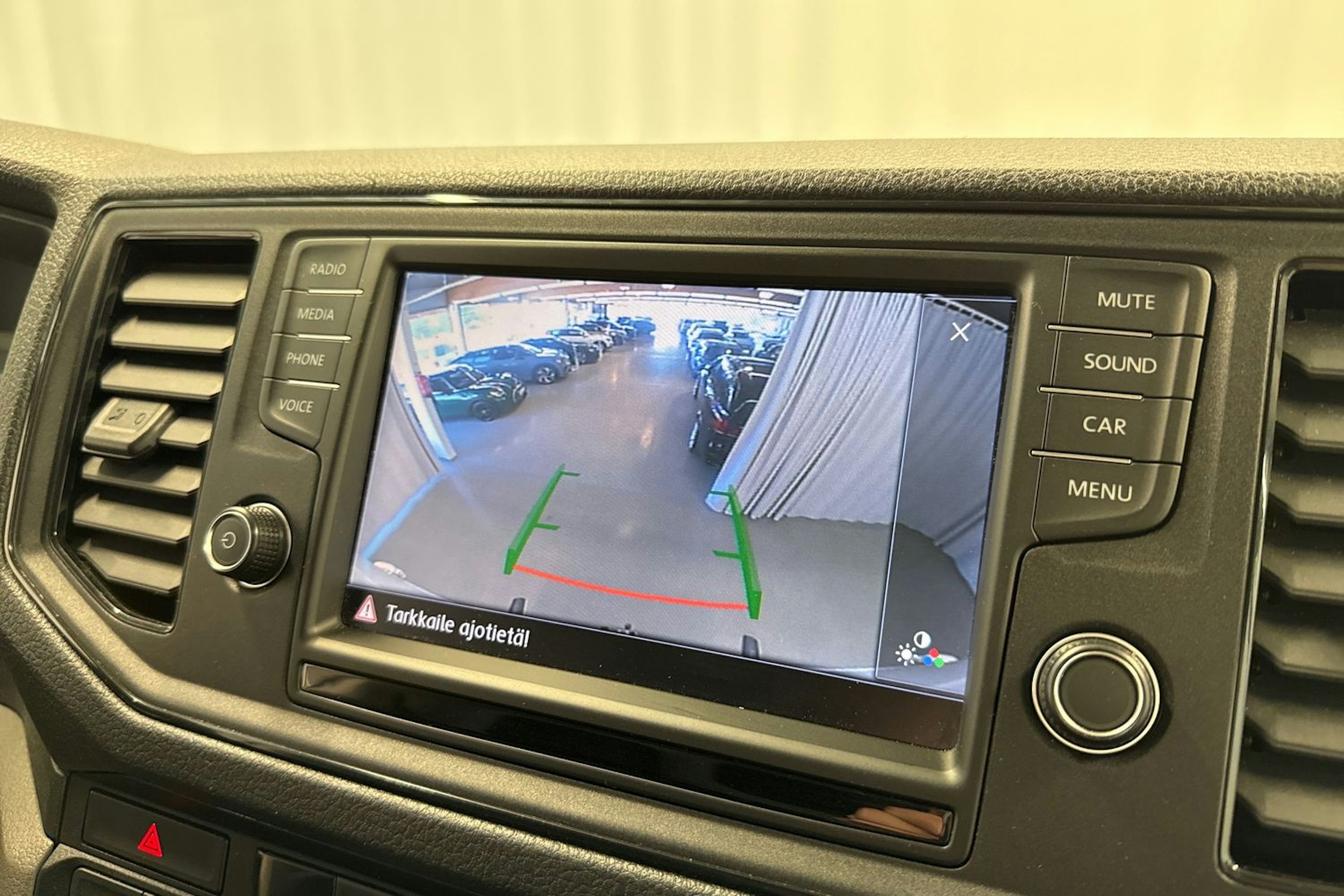valkoinen Volkswagen Crafter 2019 kuva 19.