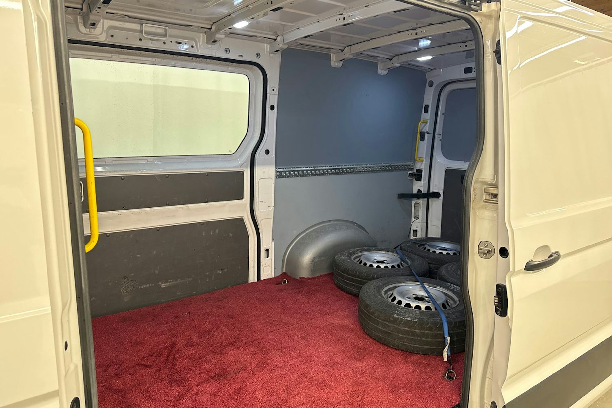 valkoinen Volkswagen Crafter 2019 kuva 21.