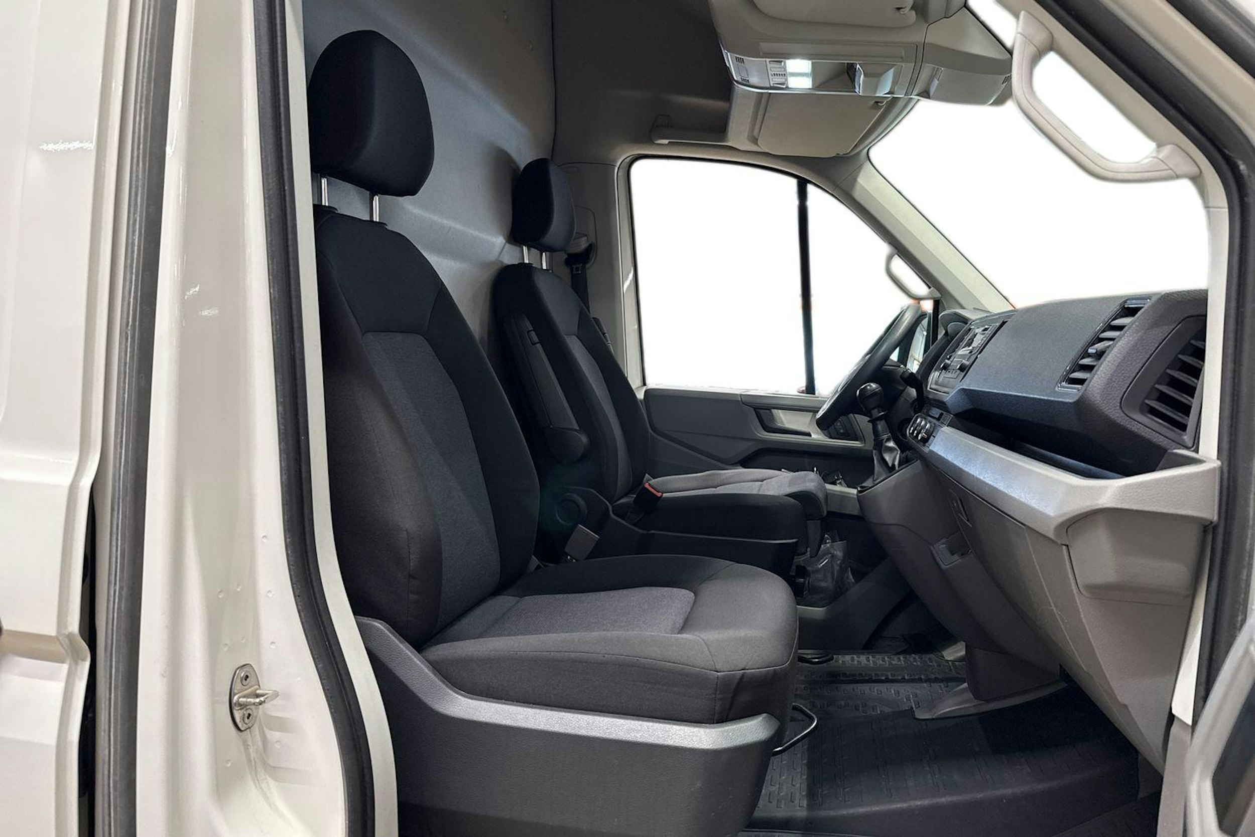 valkoinen Volkswagen Crafter 2019 kuva 10.