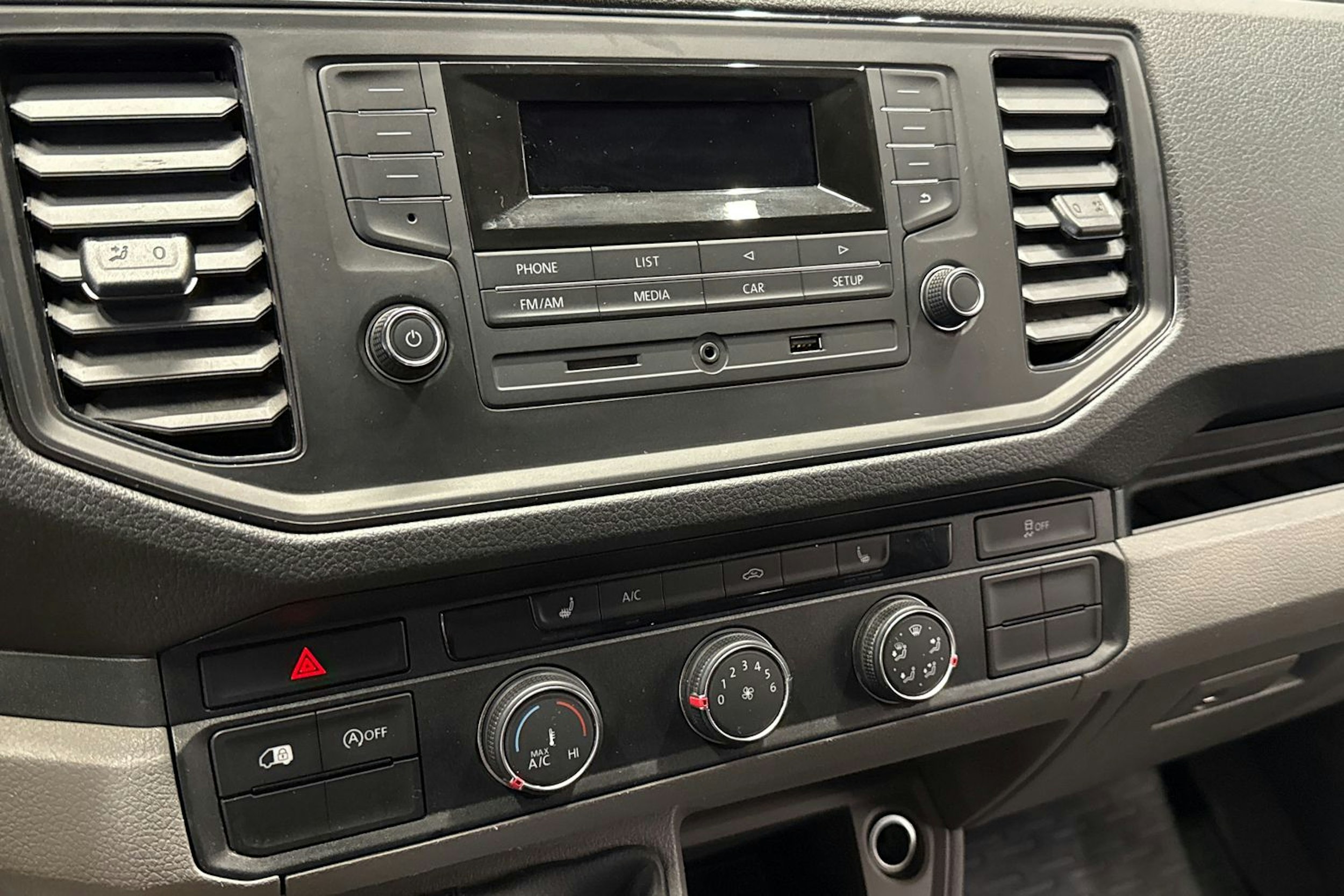 valkoinen Volkswagen Crafter 2019 kuva 17.