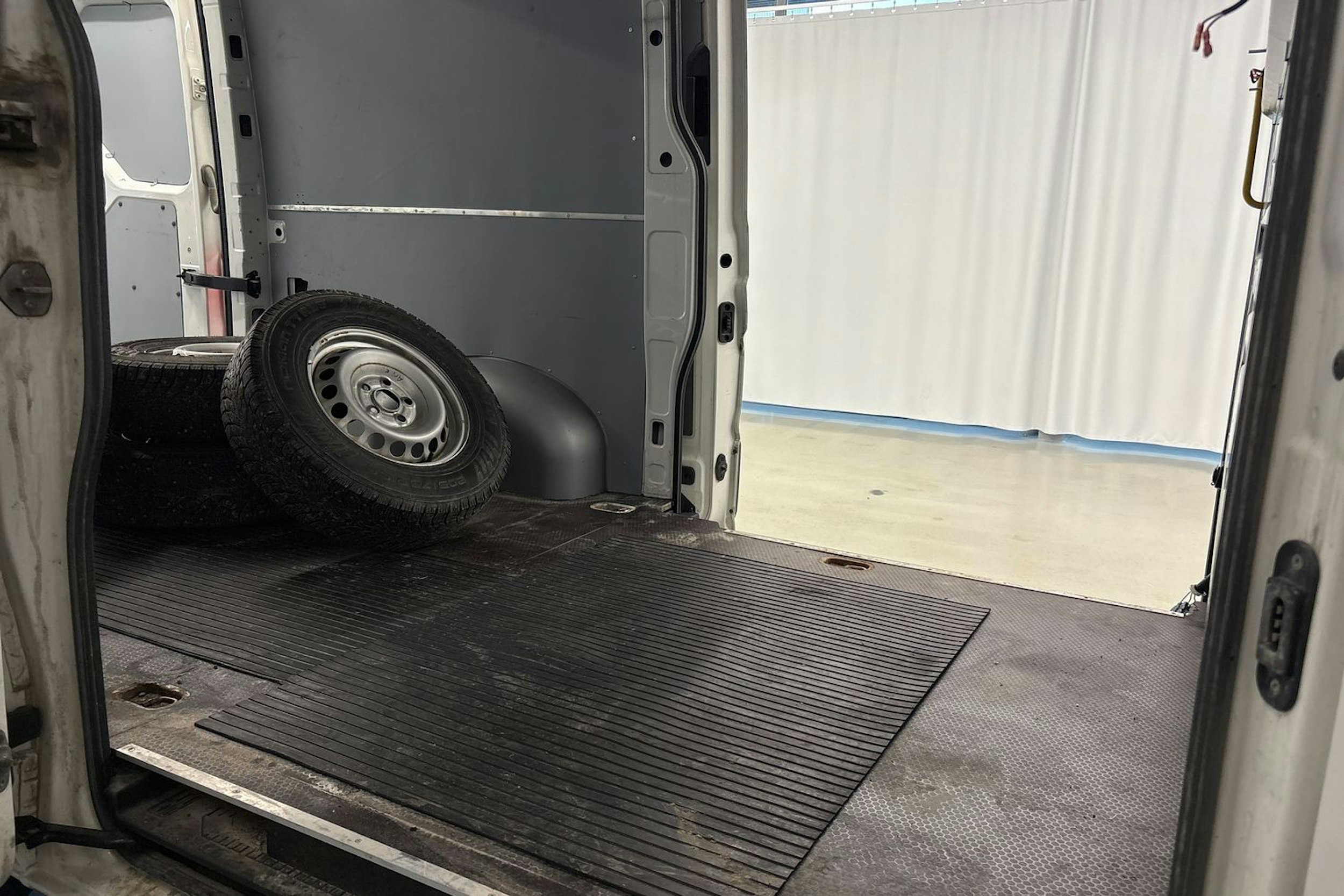 valkoinen Volkswagen Crafter 2019 kuva 23.