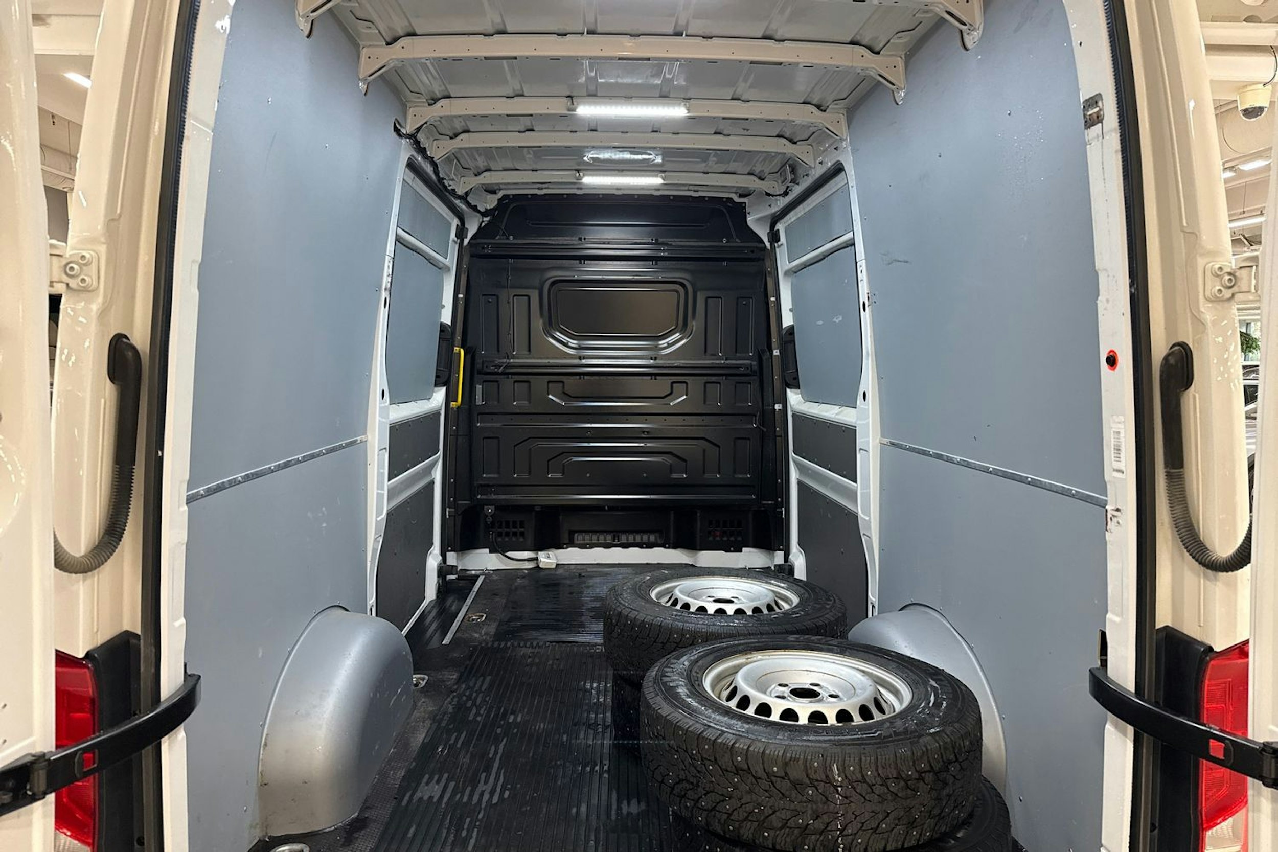 valkoinen Volkswagen Crafter 2019 kuva 14.