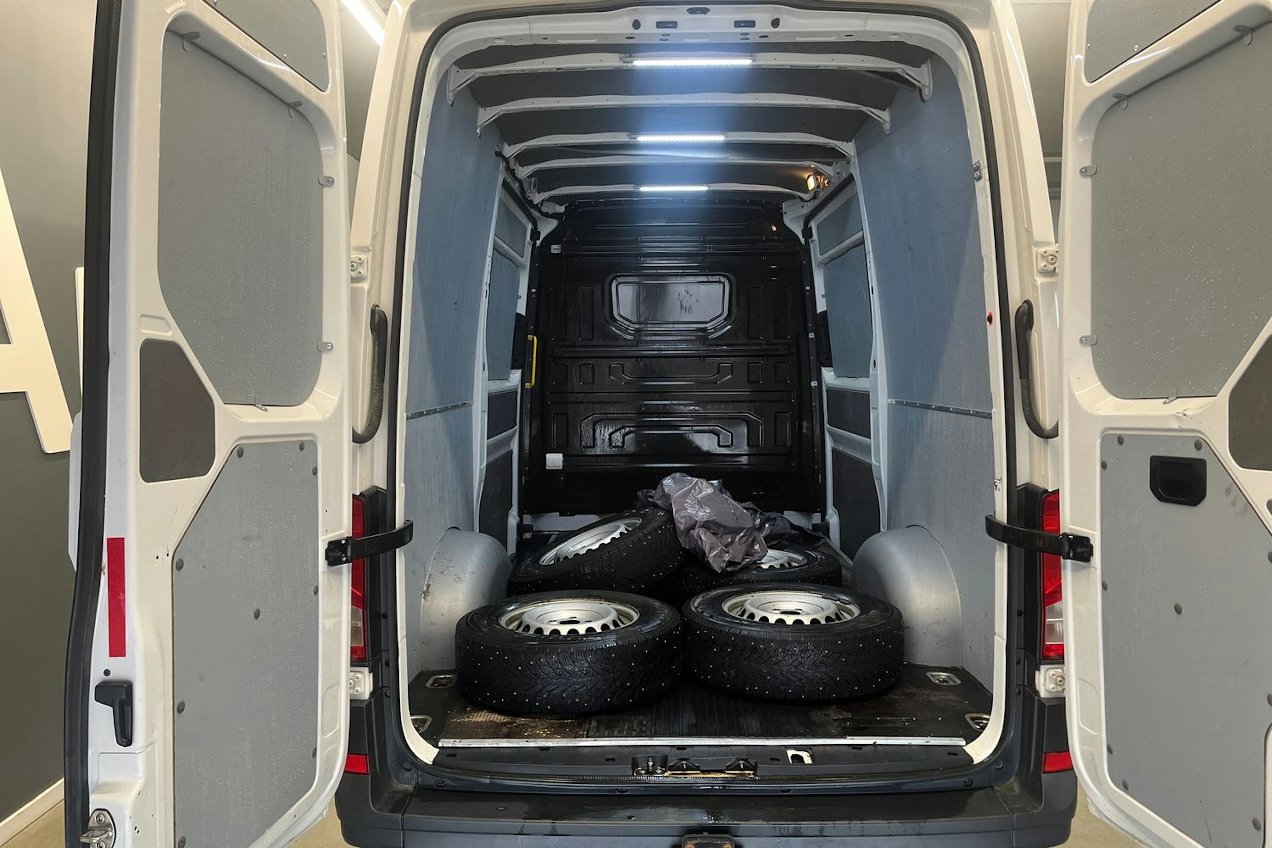valkoinen Volkswagen Crafter 2019 kuva 11.