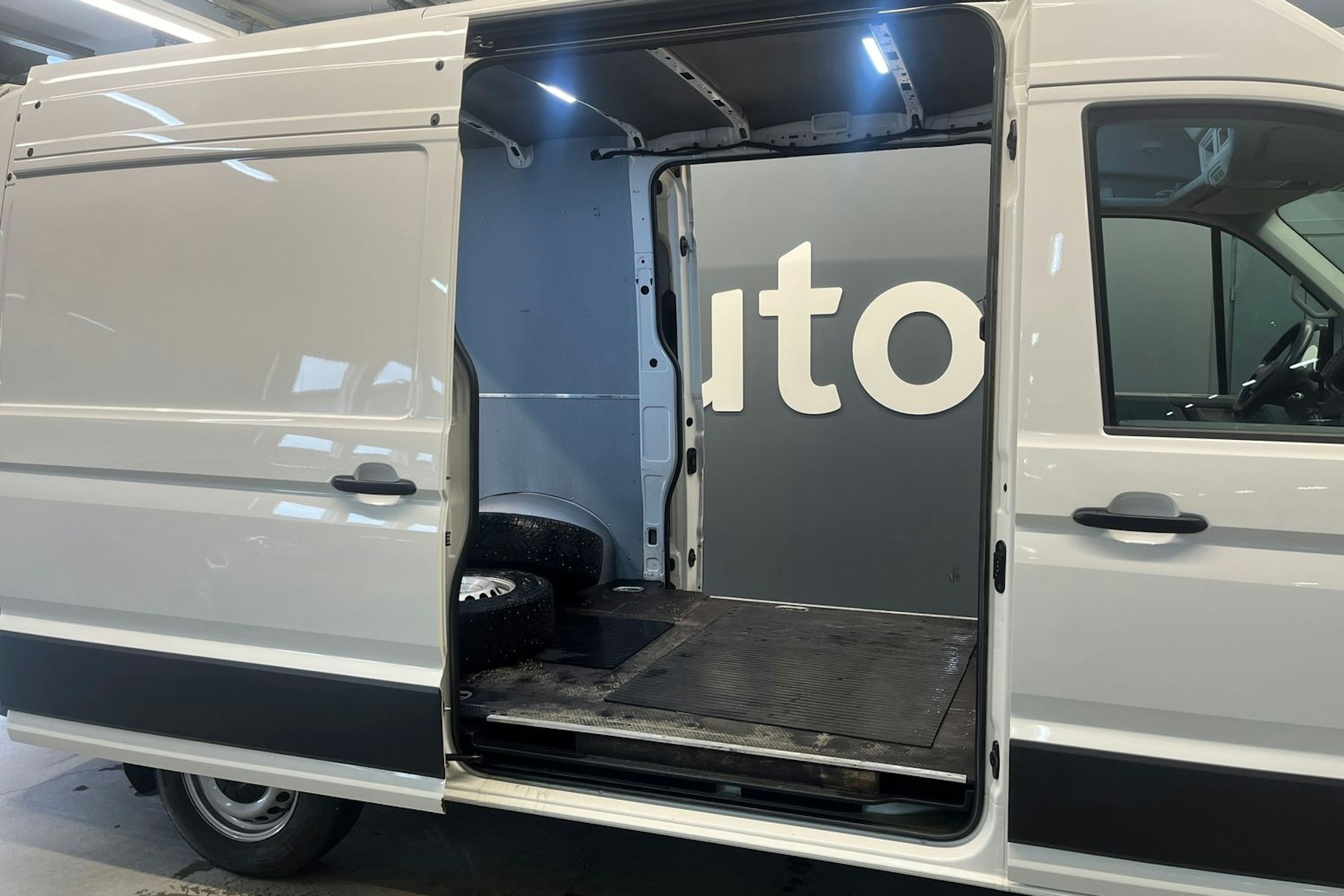 valkoinen Volkswagen Crafter 2019 kuva 13.