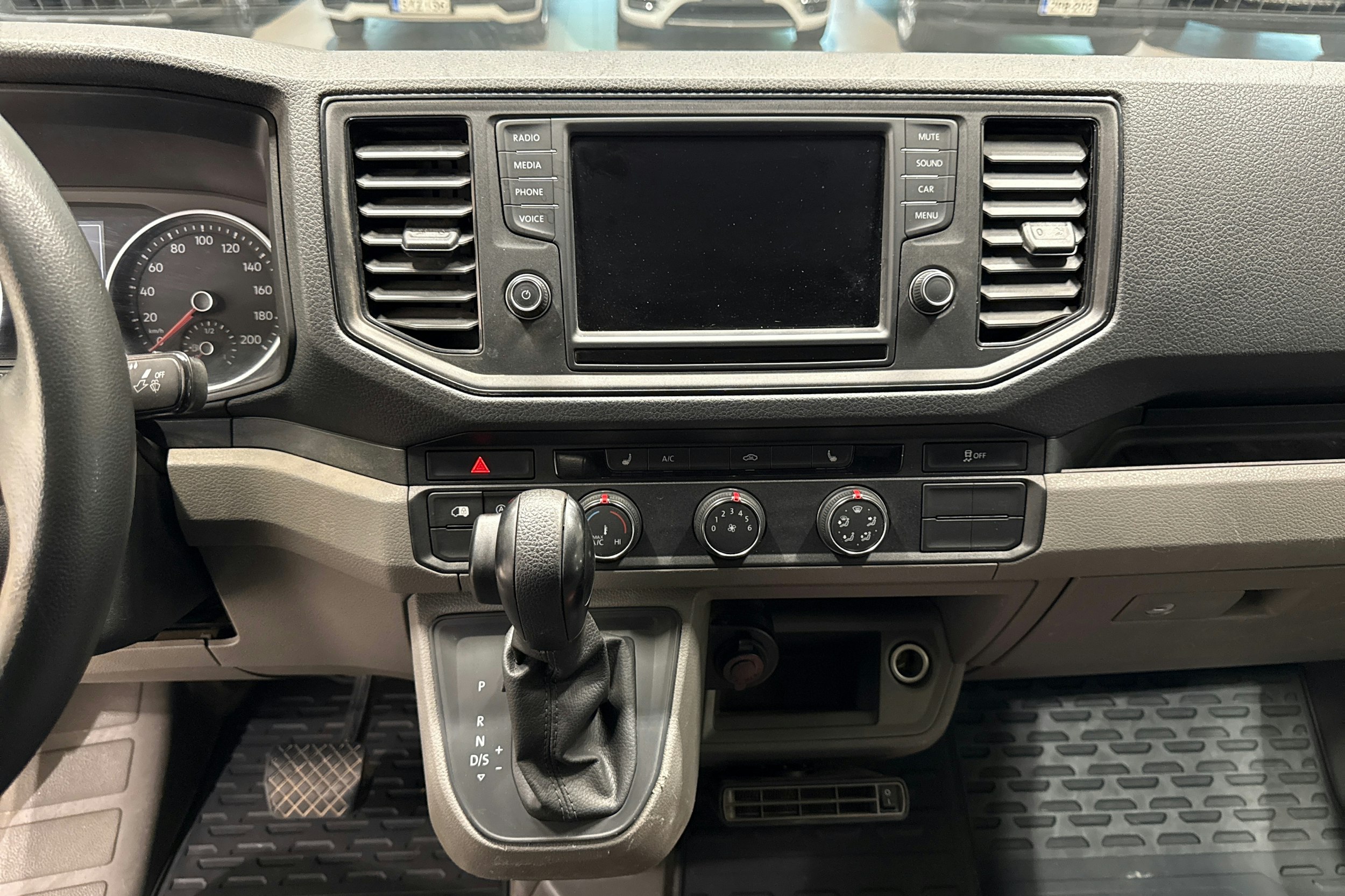 Valkoinen Volkswagen CRAFTER 2019 kuva 25.