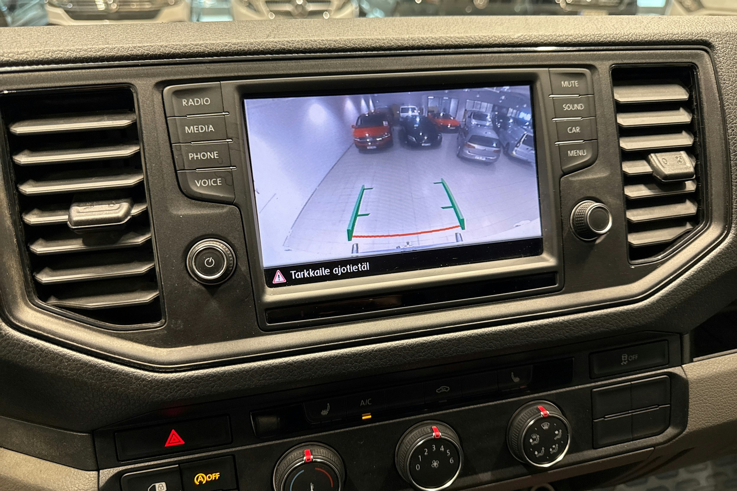 Valkoinen Volkswagen CRAFTER 2019 kuva 27.