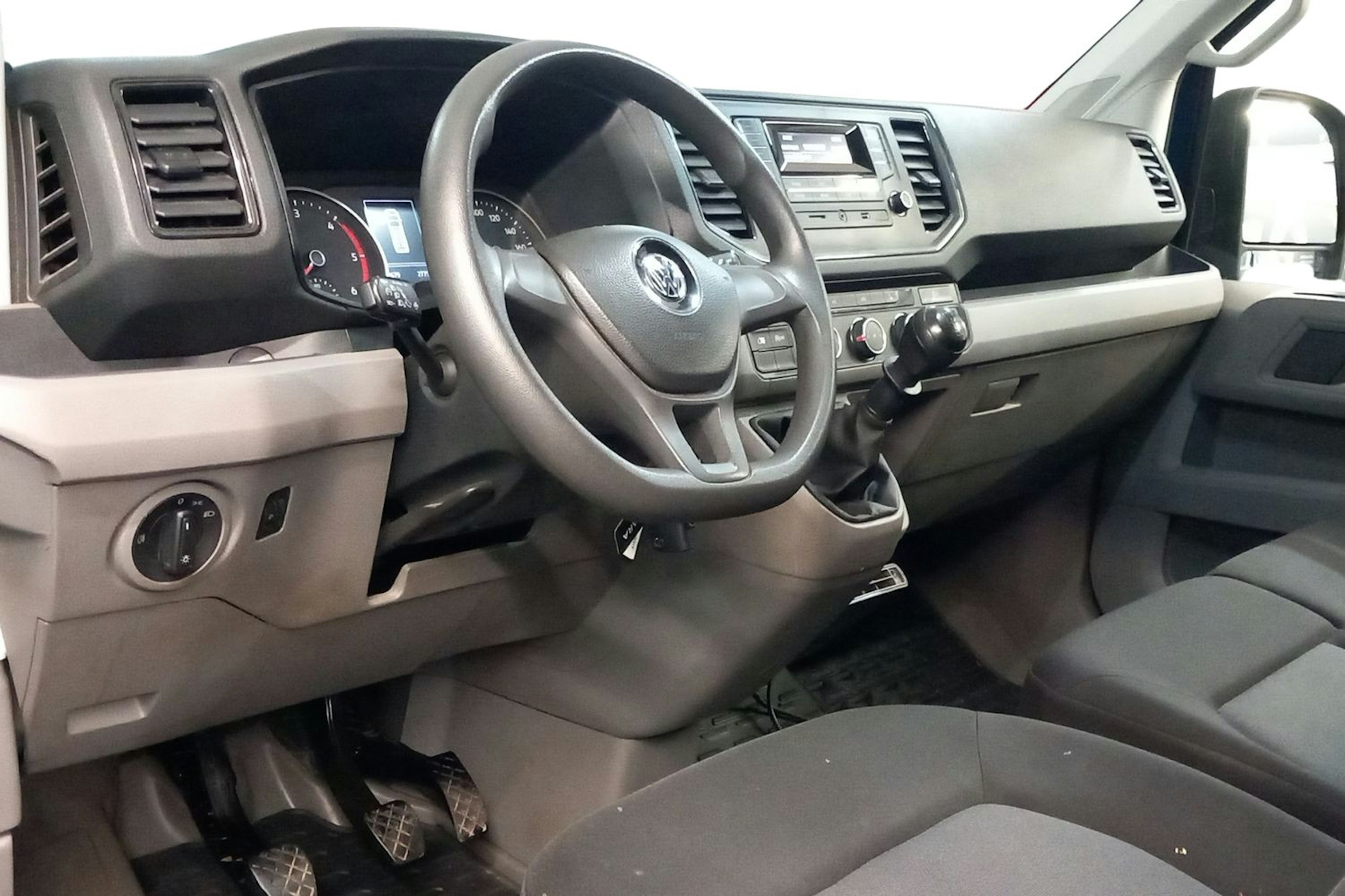 Sininen Volkswagen Crafter 2019 kuva 6.