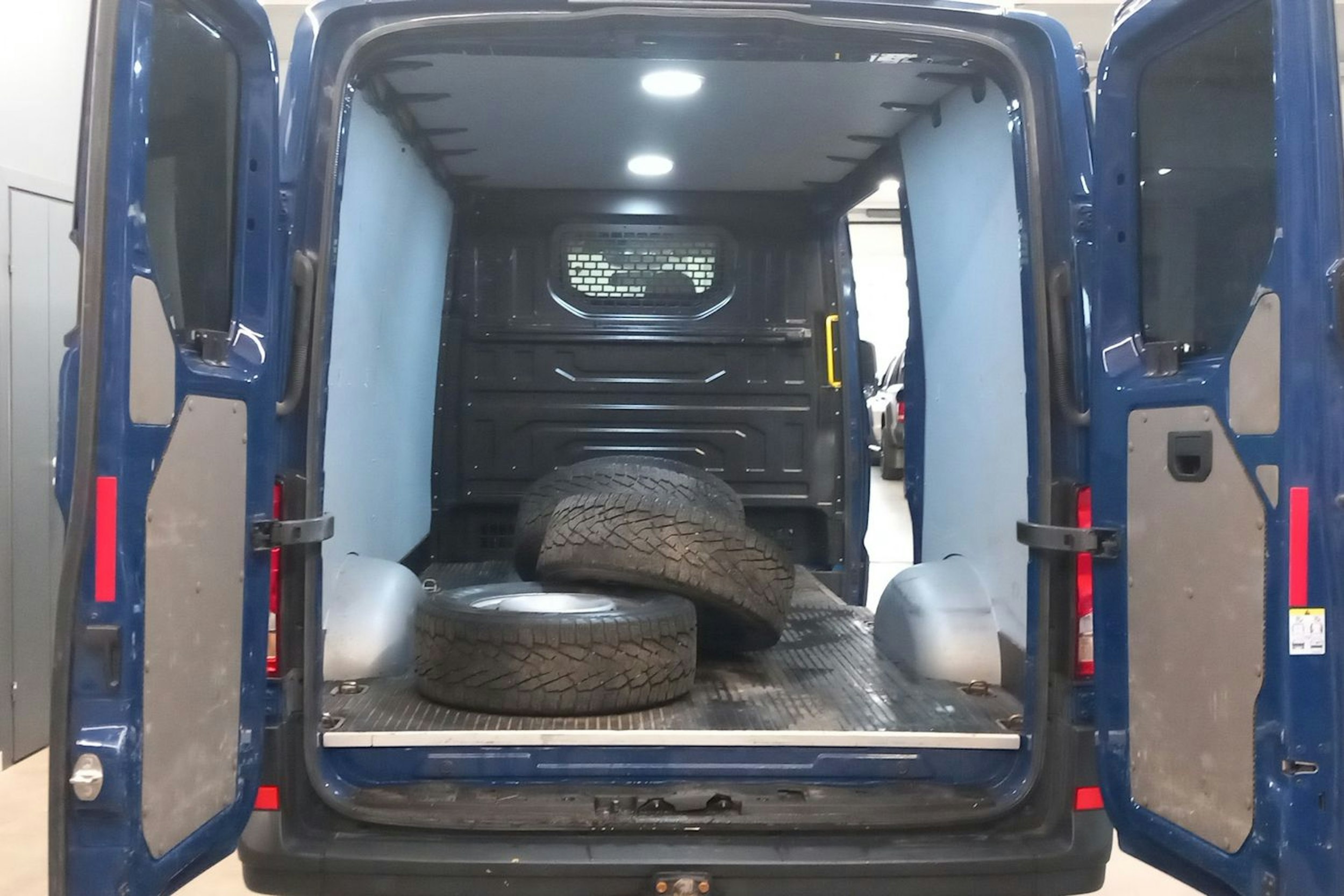 Sininen Volkswagen Crafter 2019 kuva 10.