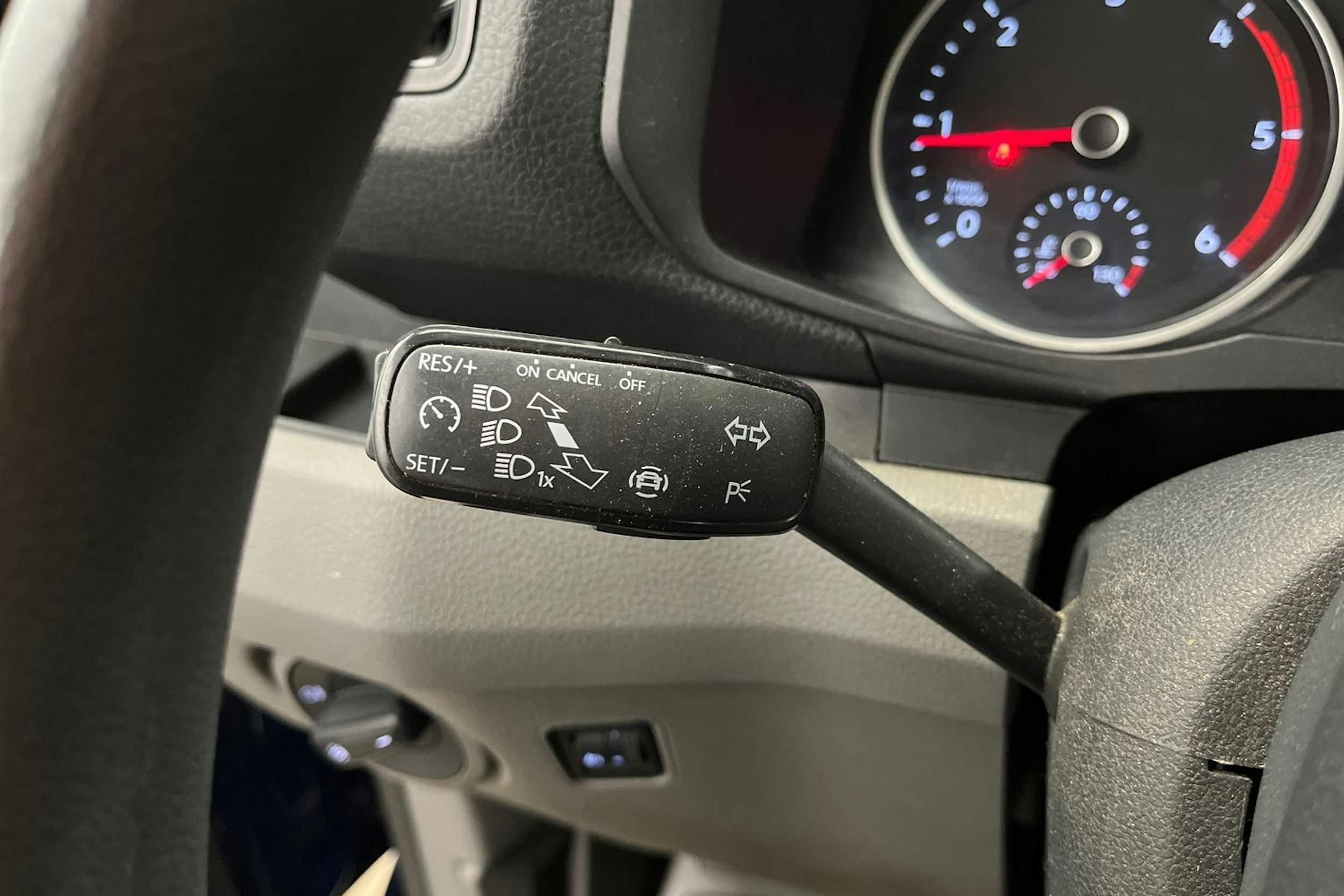 Sininen Volkswagen Crafter 2019 kuva 16.