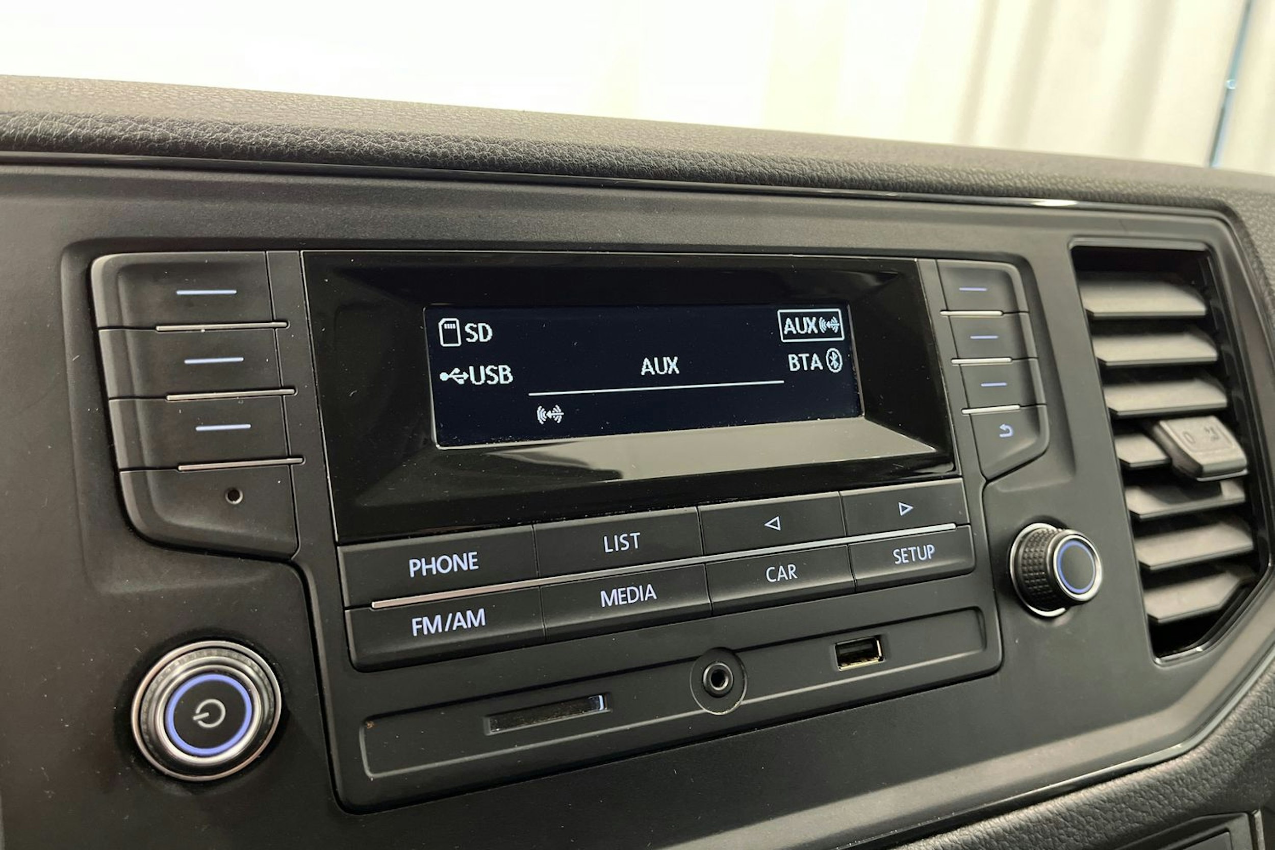 Sininen Volkswagen Crafter 2019 kuva 20.
