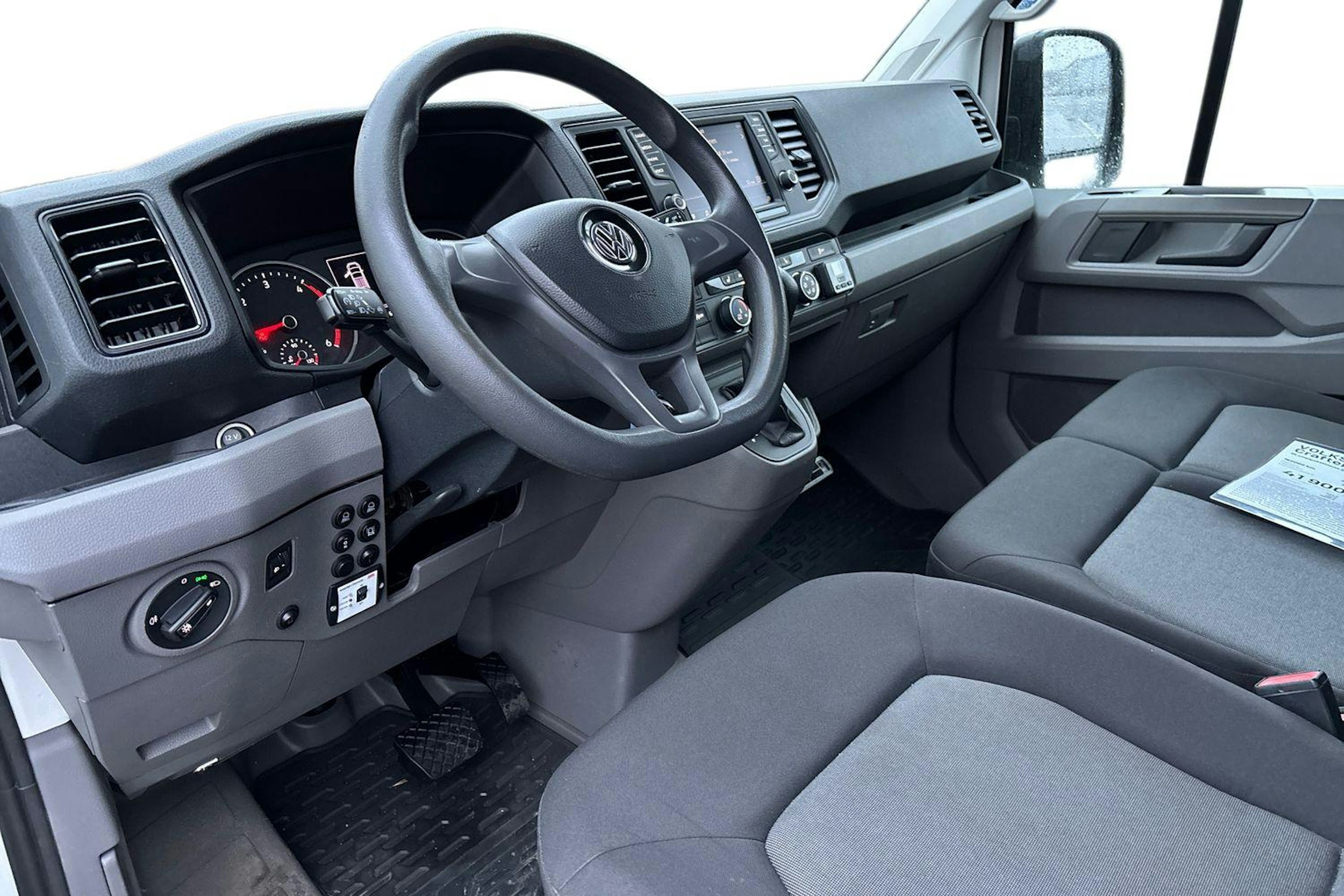 Valkoinen Volkswagen Crafter 2019 kuva 3.