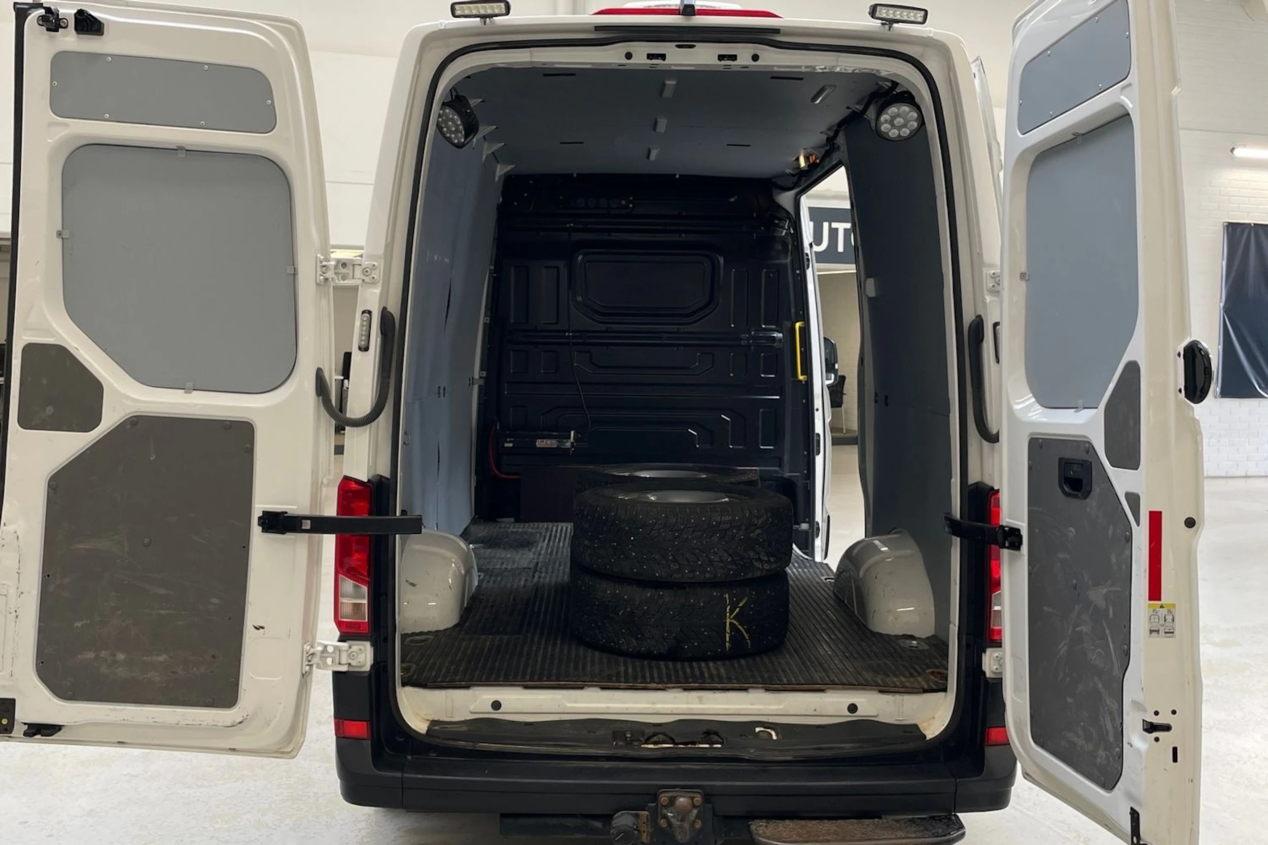 valkoinen Volkswagen Crafter 2019 kuva 15.