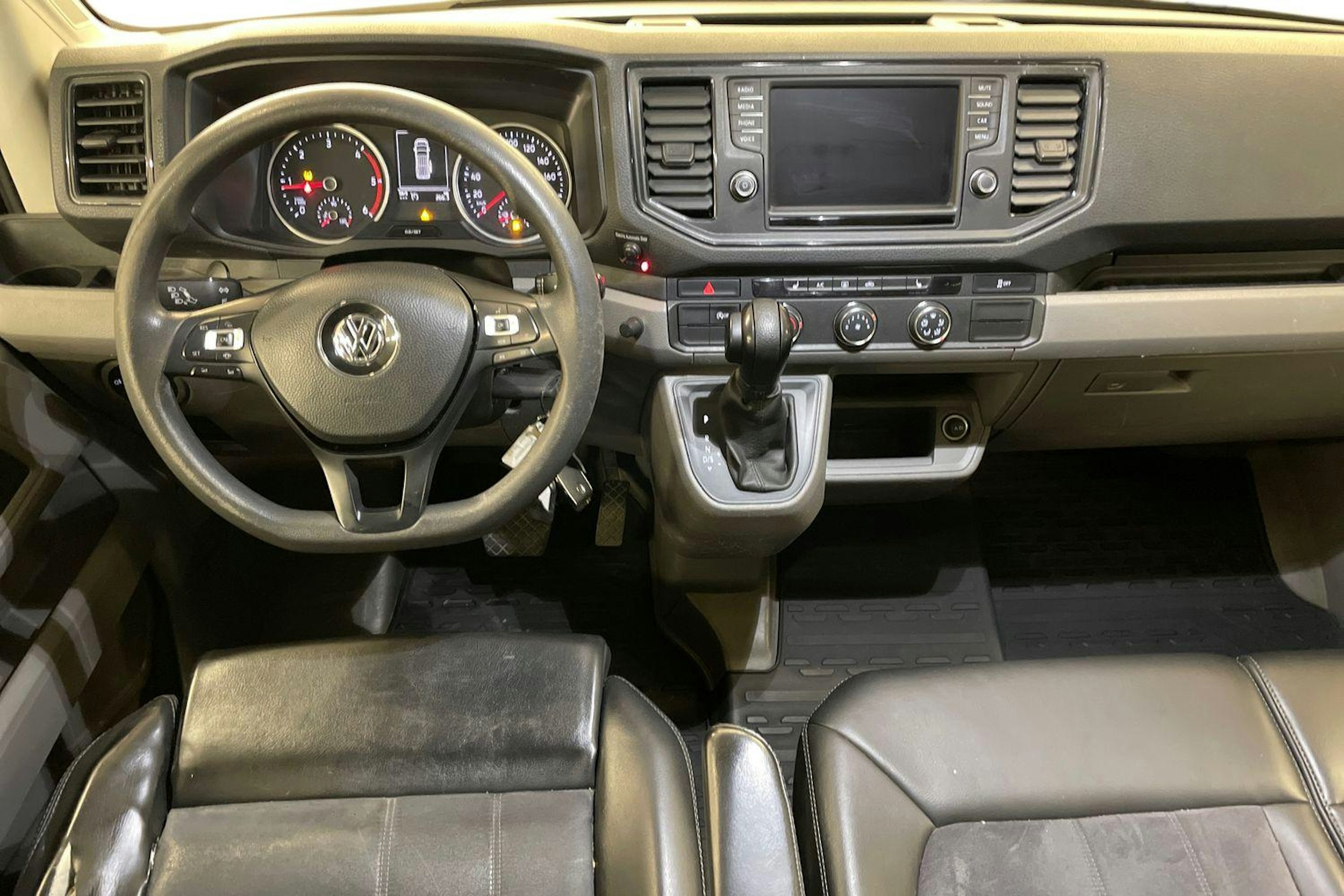 Musta Volkswagen CRAFTER 2019 kuva 6.