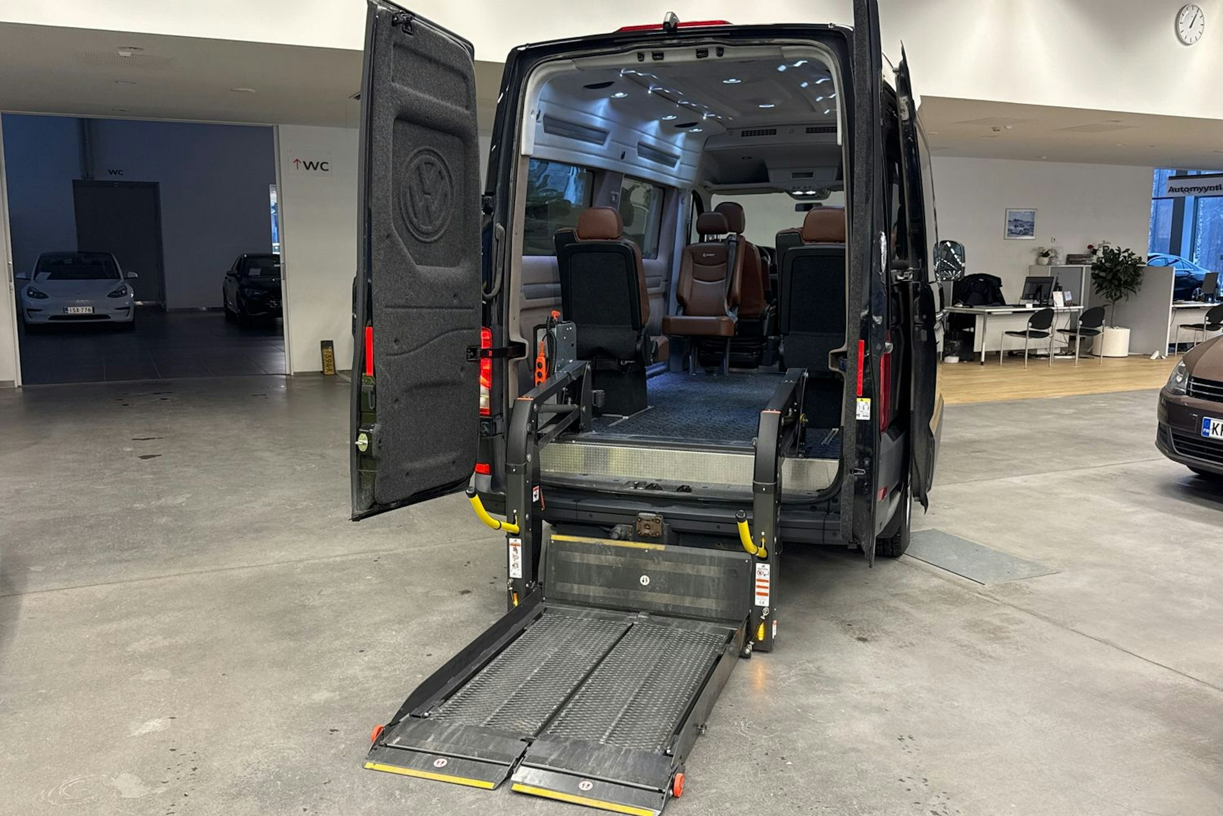 Musta Volkswagen CRAFTER 2019 kuva 18.