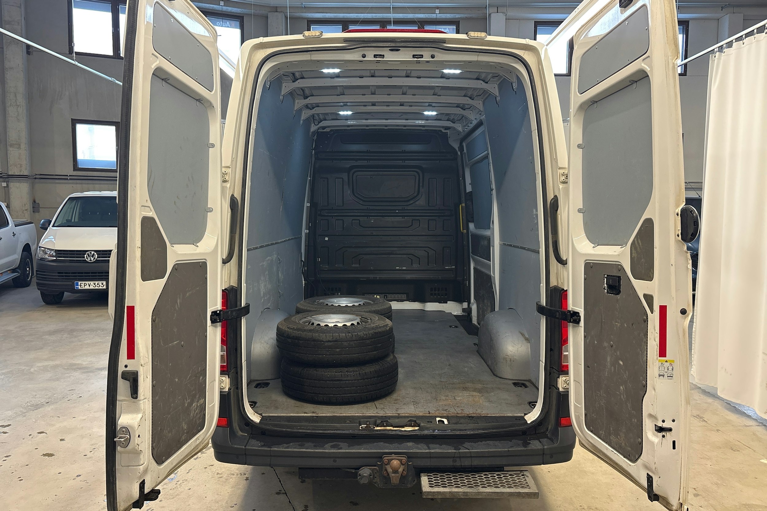 valkoinen Volkswagen Crafter 2019 kuva 16.