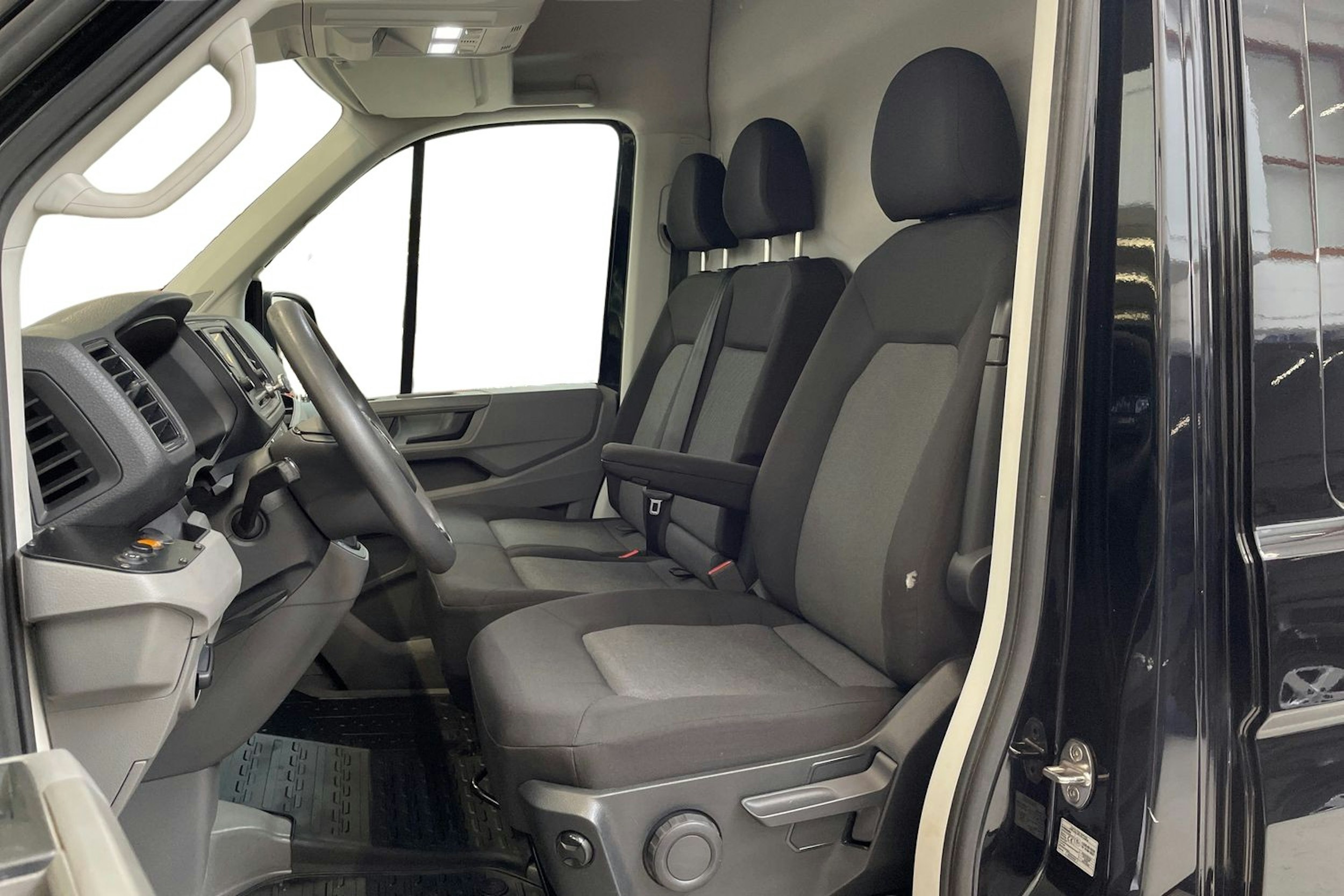 musta Volkswagen Crafter 2019 kuva 7.