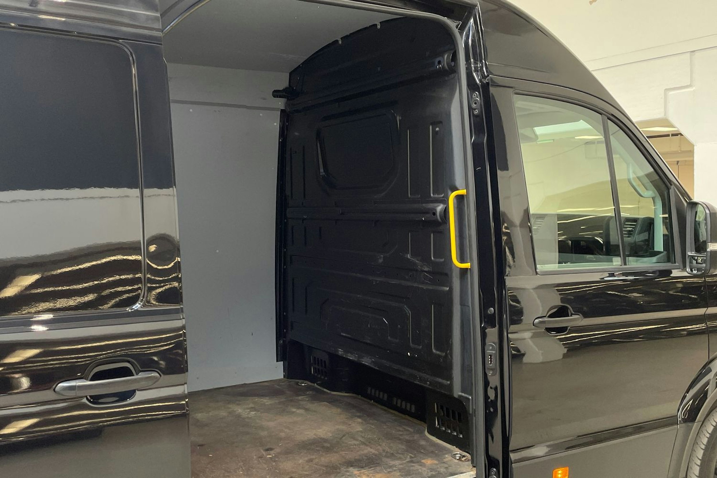 musta Volkswagen Crafter 2019 kuva 13.