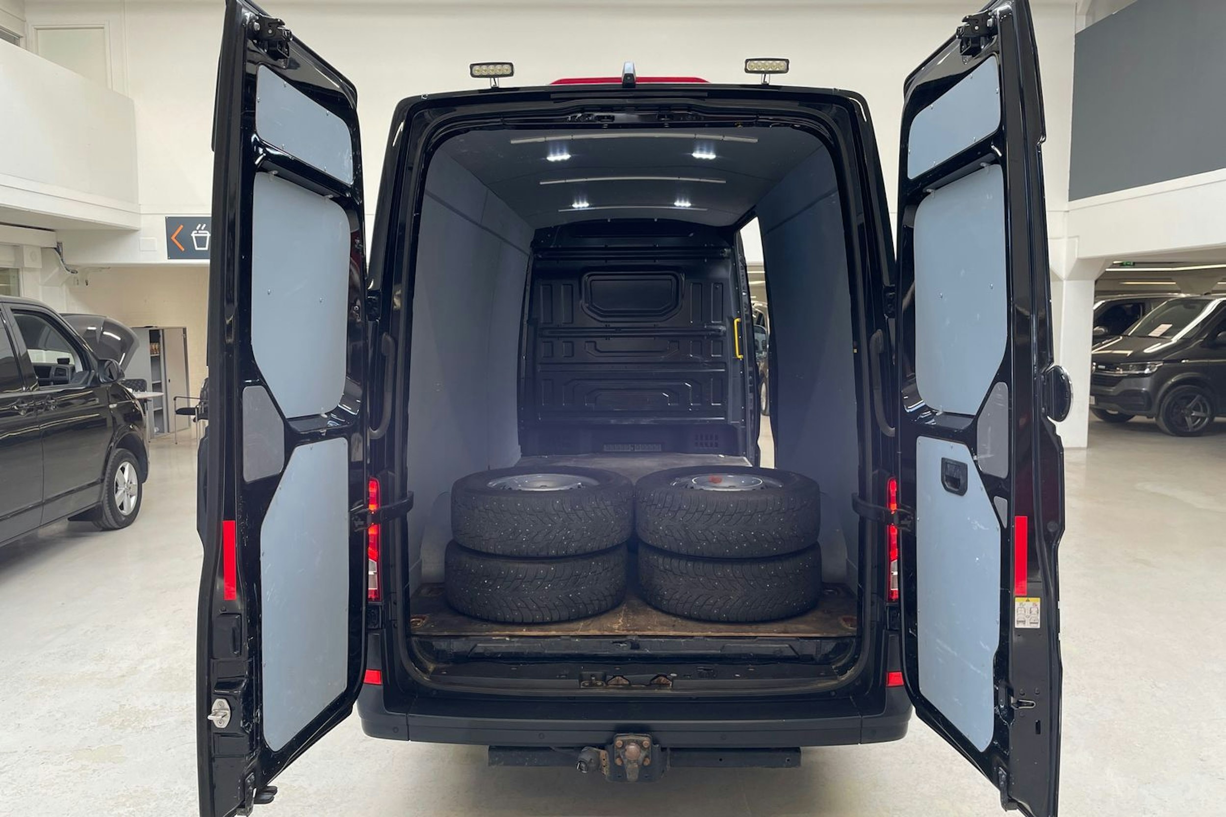 musta Volkswagen Crafter 2019 kuva 14.