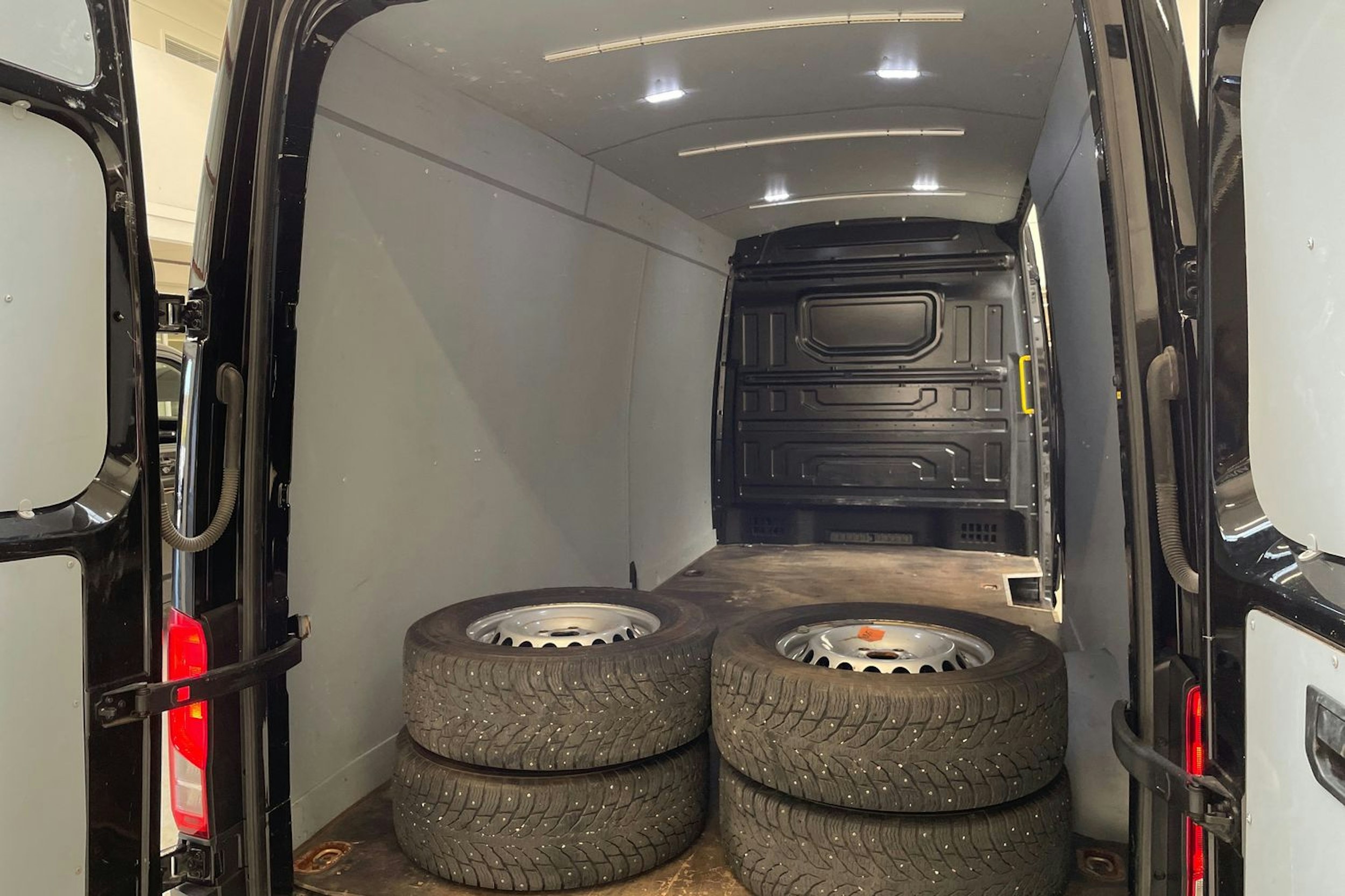 musta Volkswagen Crafter 2019 kuva 16.