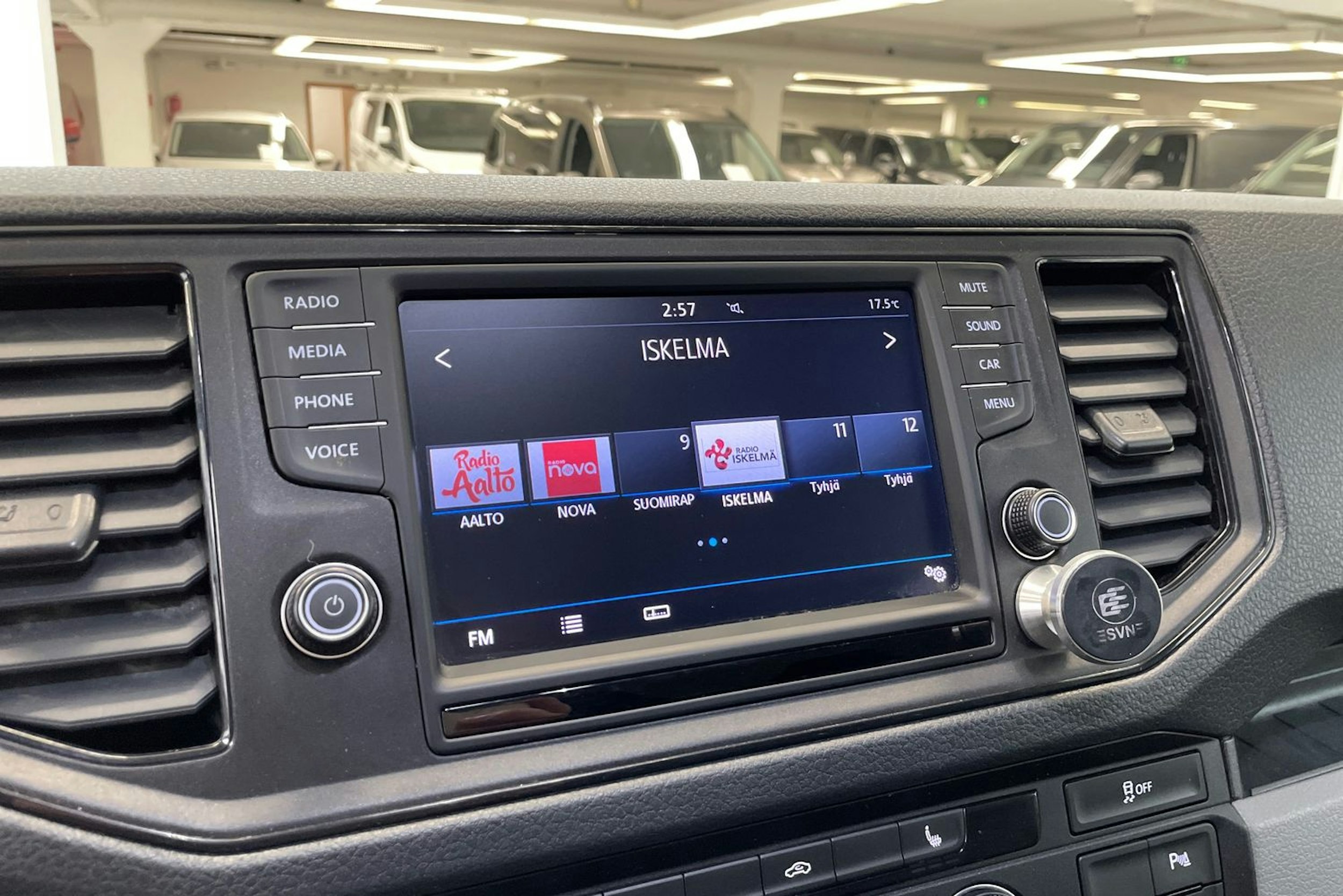 musta Volkswagen Crafter 2019 kuva 23.