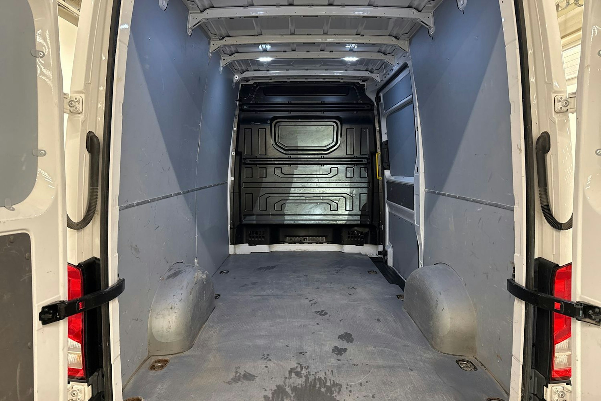 valkoinen Volkswagen Crafter 2020 kuva 15.