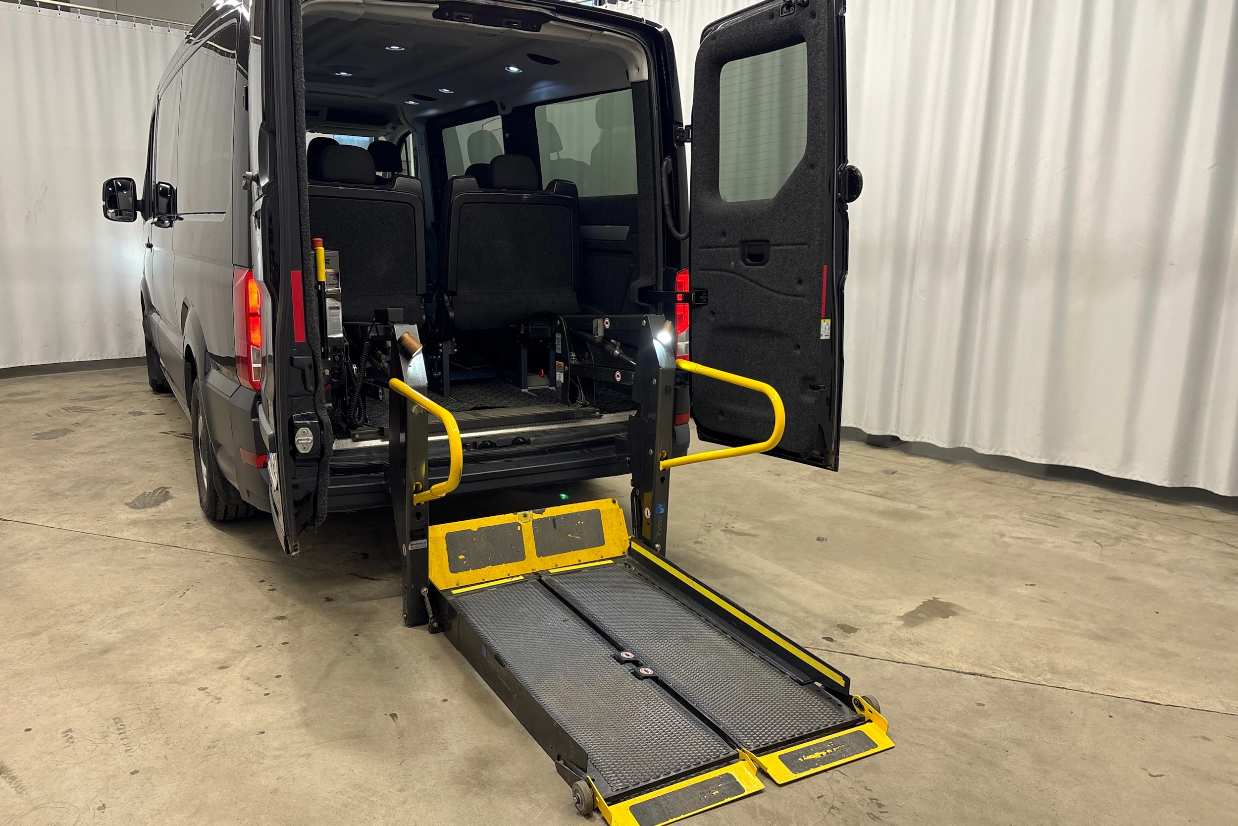Musta Volkswagen CRAFTER 2019 kuva 16.