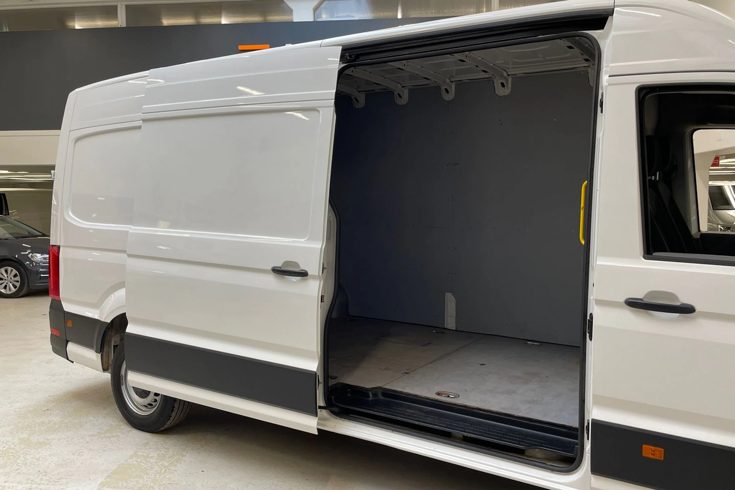 valkoinen Volkswagen Crafter 2019 kuva 12.