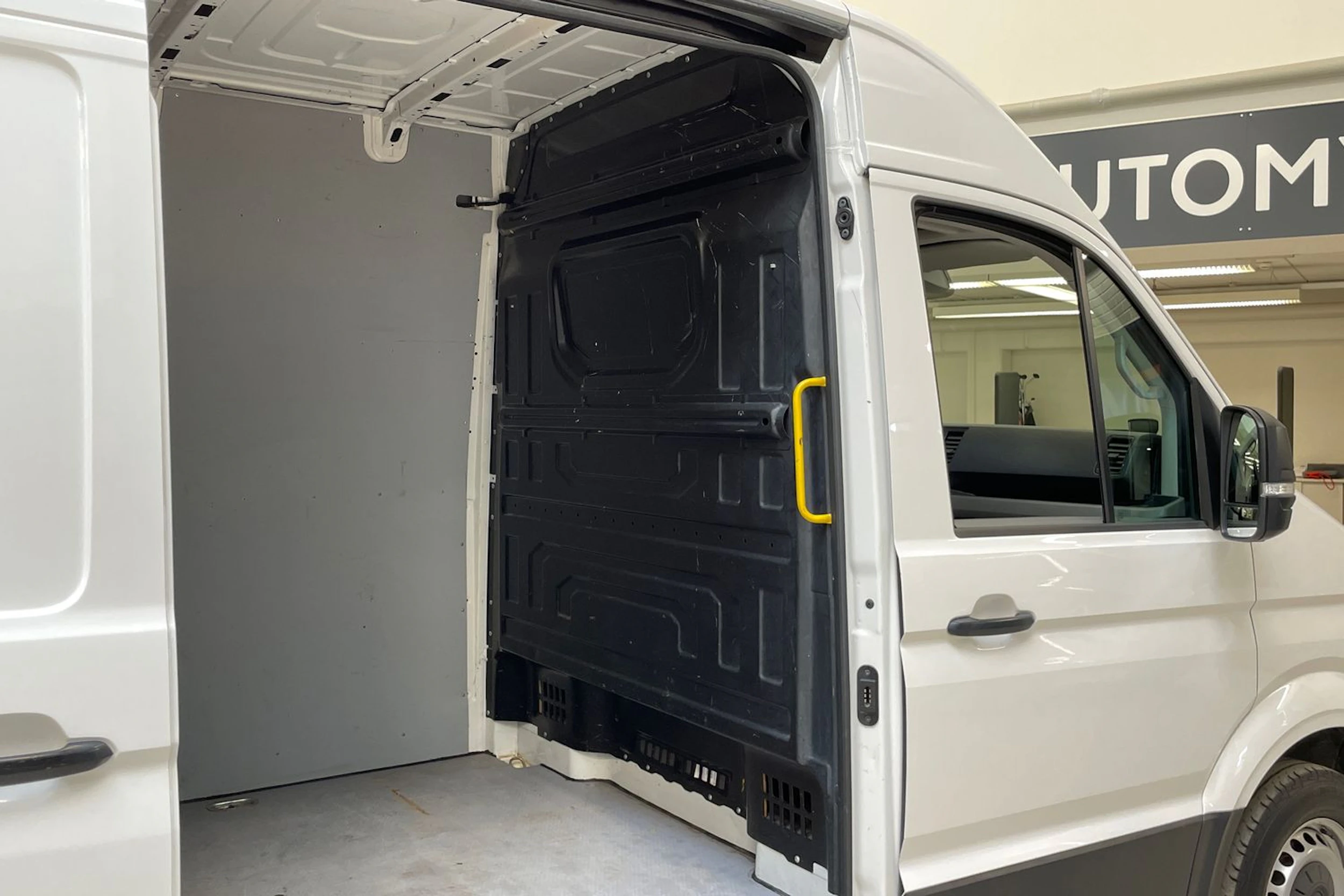 valkoinen Volkswagen Crafter 2019 kuva 14.