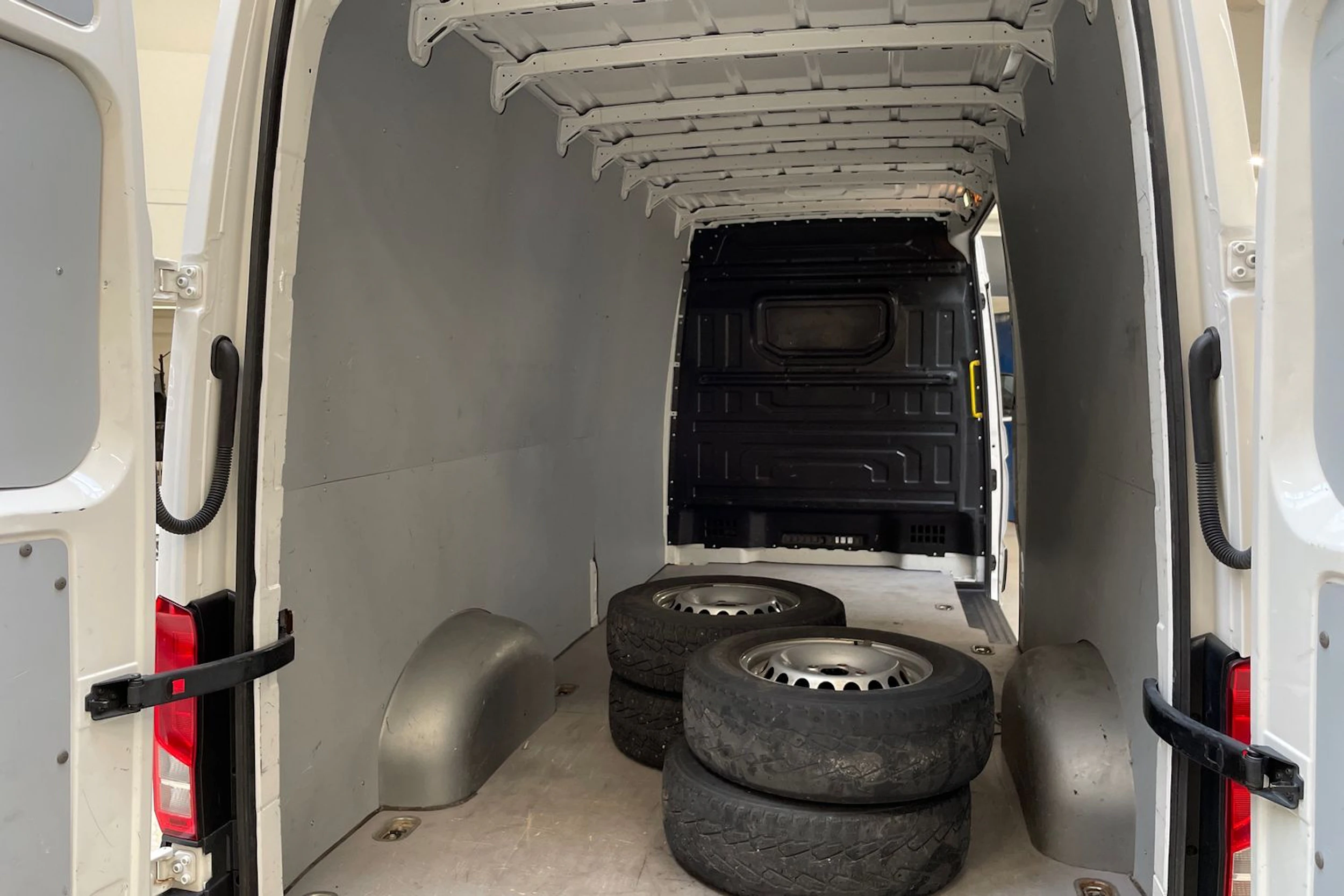 valkoinen Volkswagen Crafter 2019 kuva 16.